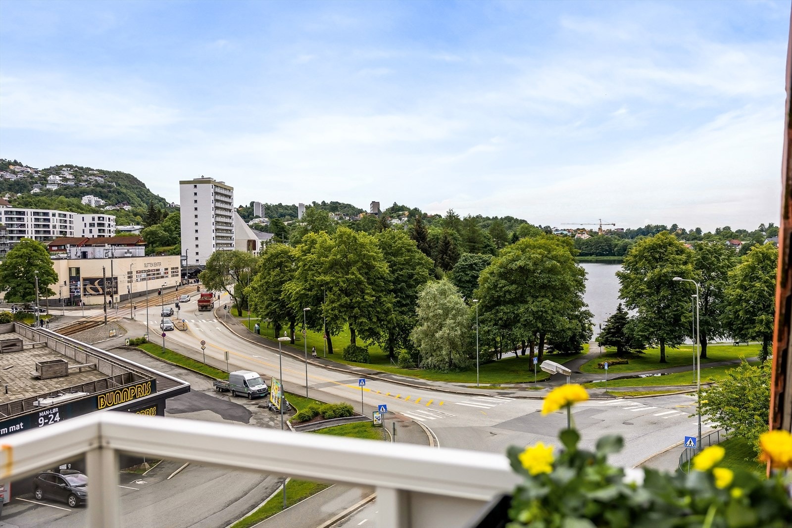 I motsatt retning nyter man utsikt mot Tveitevannet. Også her oppleves det luftig og usjenert. Galleribilde