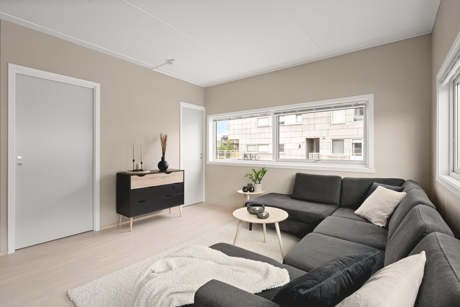 Stuen har laminatgulv og vegger malt i duse farger. Kabel-TV og internett er inkl. Galleribilde