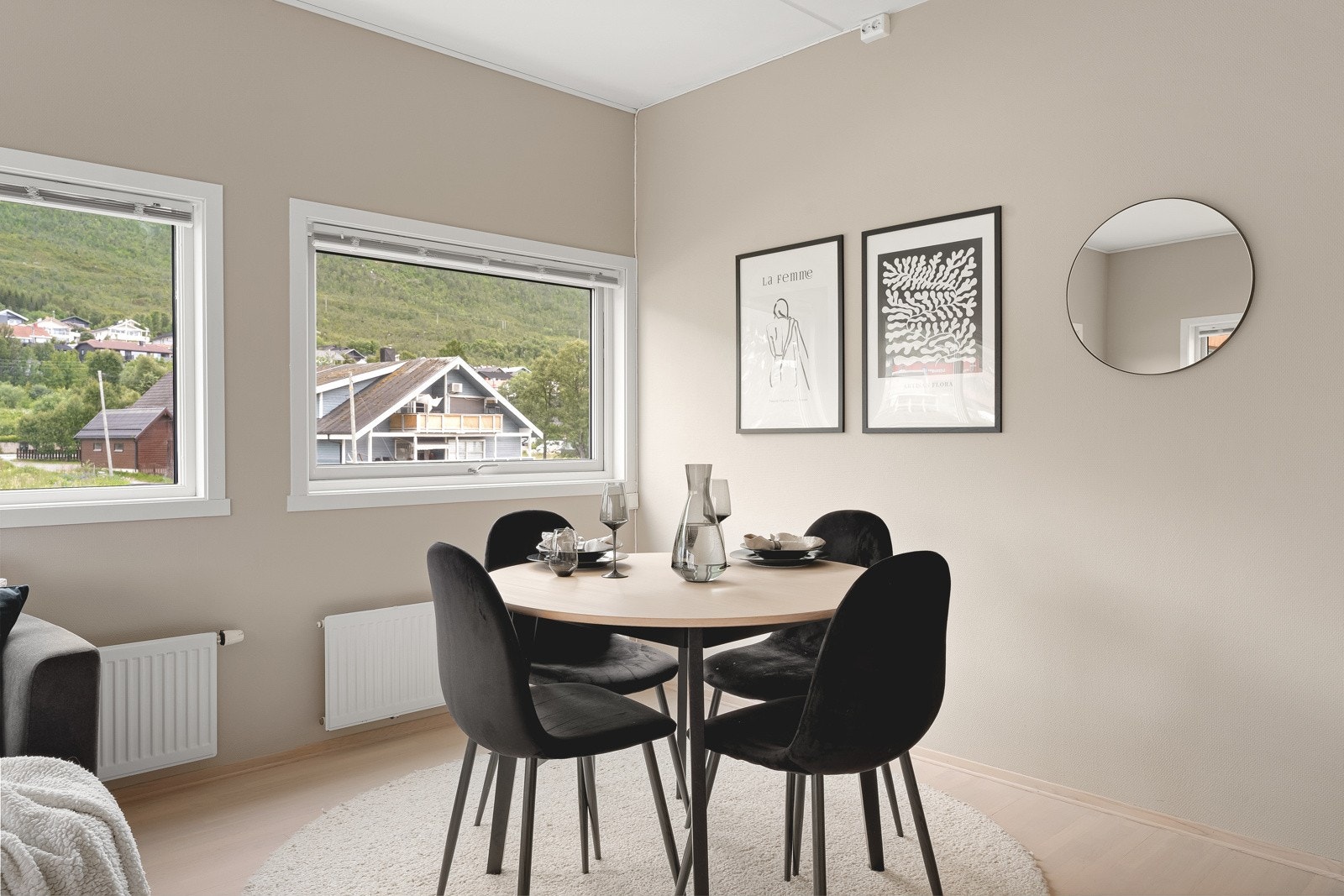 Det er god plass til stort spisebord, hvor man kan samles til middager med familie og venner Galleribilde