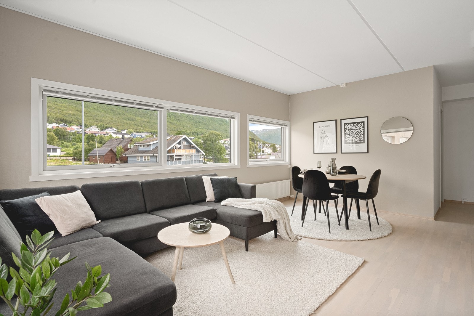 Hjørneleilighet med store vindusflater som sørger for godt med lysinnslipp. Galleribilde