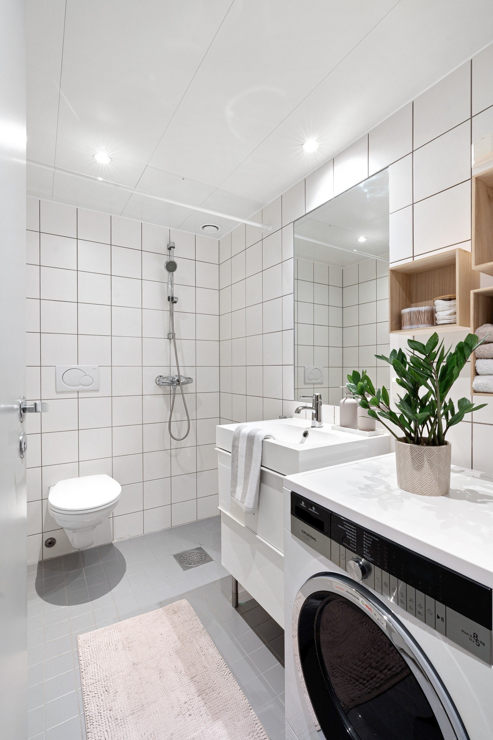 Badet har dusjhjørne, opplegg for vaskemaskin og vannbåren gulvvarme. Forbruk av varmtvann er inkl. Galleribilde