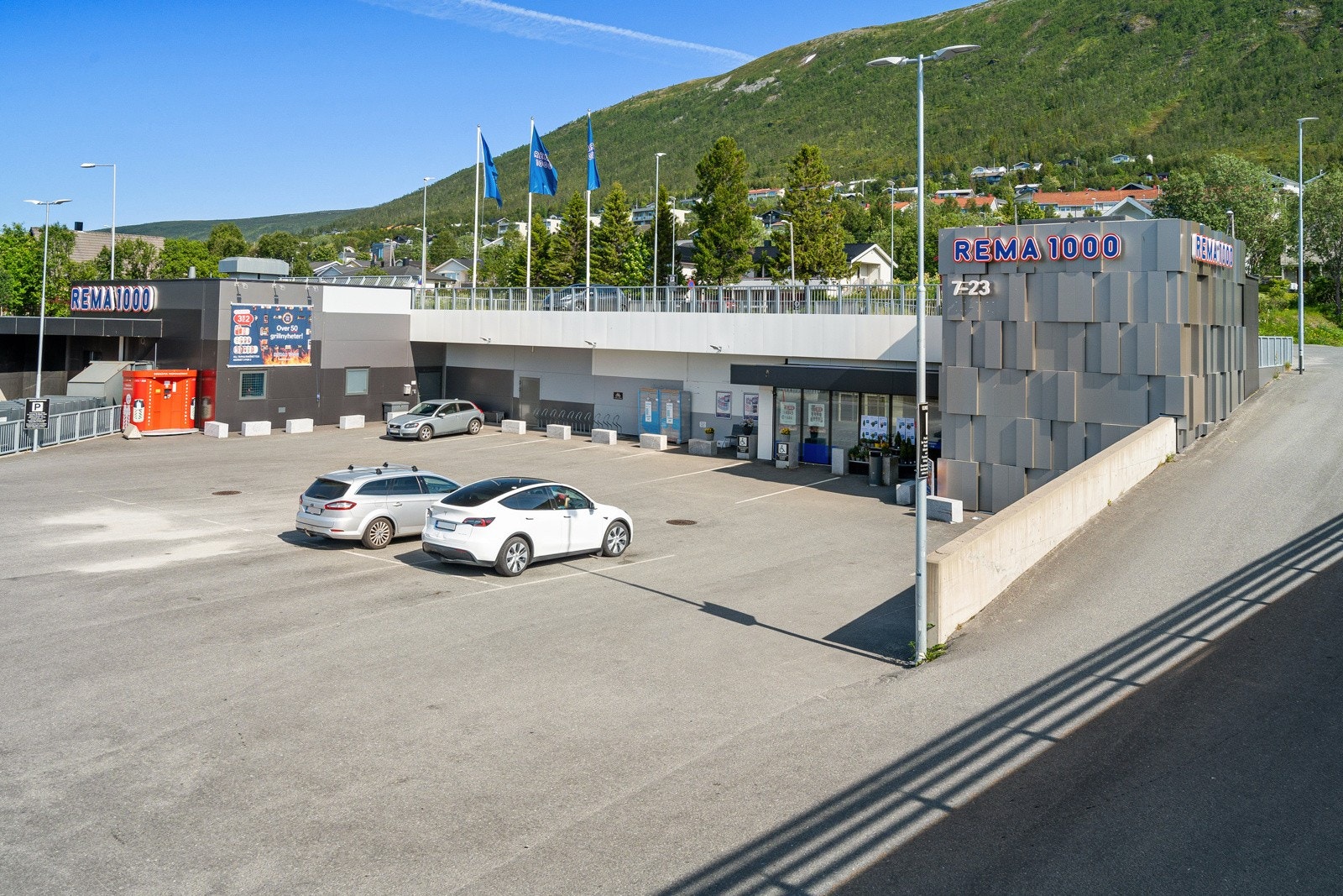 Det er kort vei til bussforbindelser, treningssenter og dagligvarebutikk Rema 1000 Galleribilde