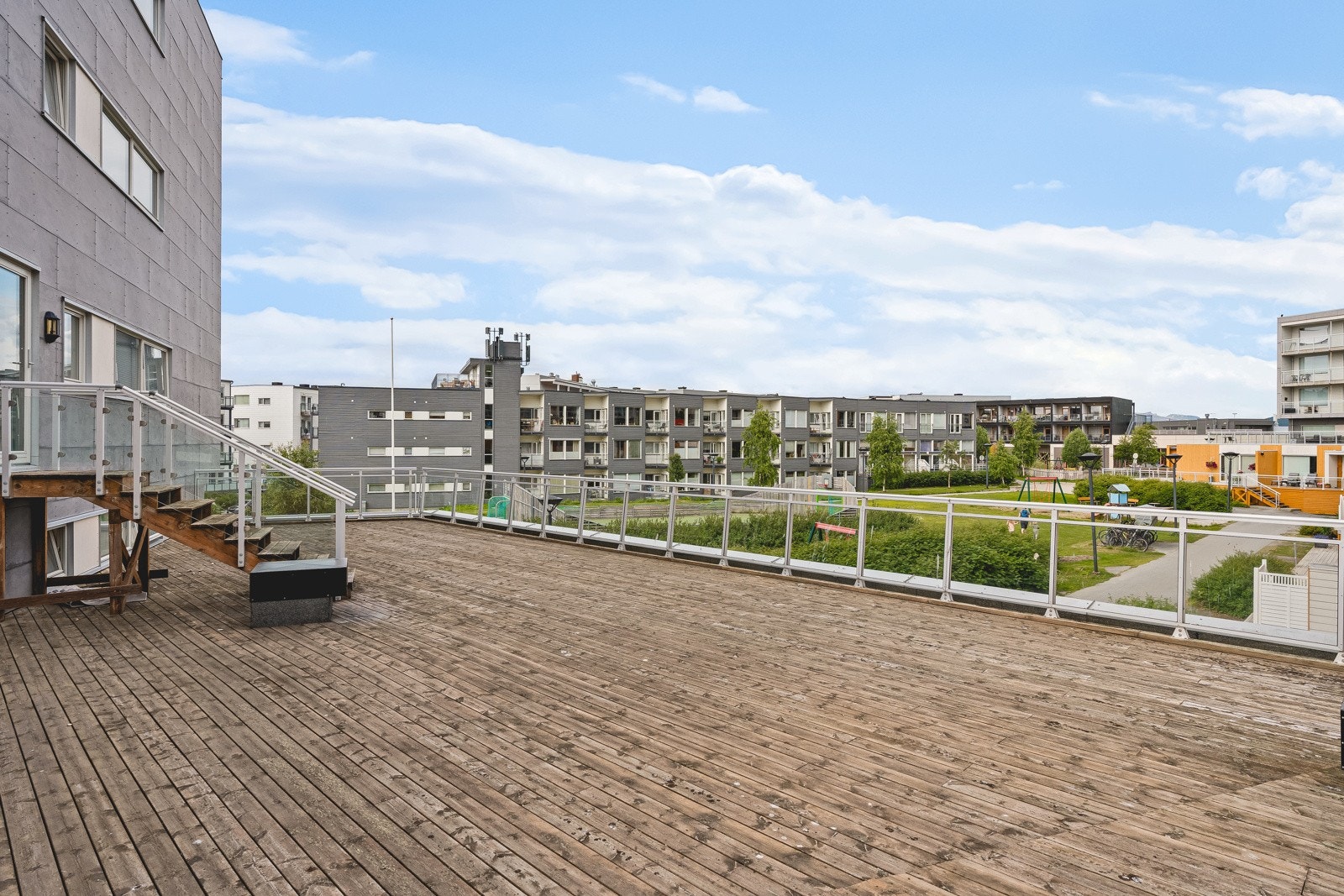 Stor, felles takterrasse med nydelige solforhold Galleribilde