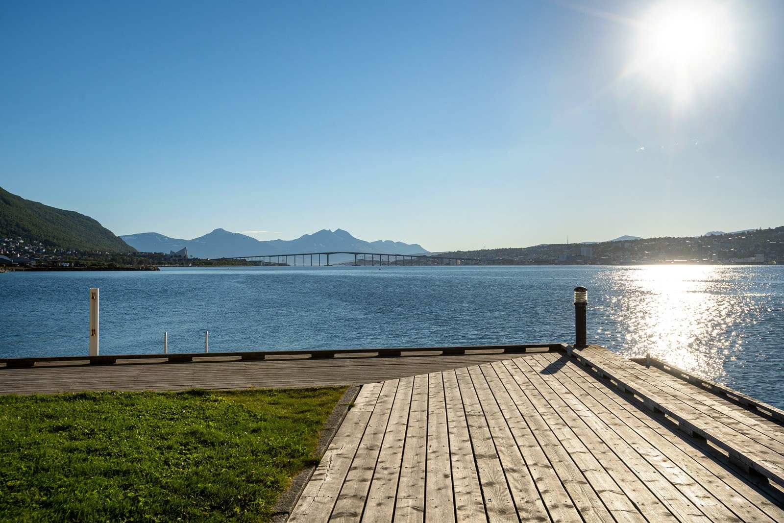 Solrike og pene felles uteområder med plen, sittebenker og flott bryggepromenade Galleribilde