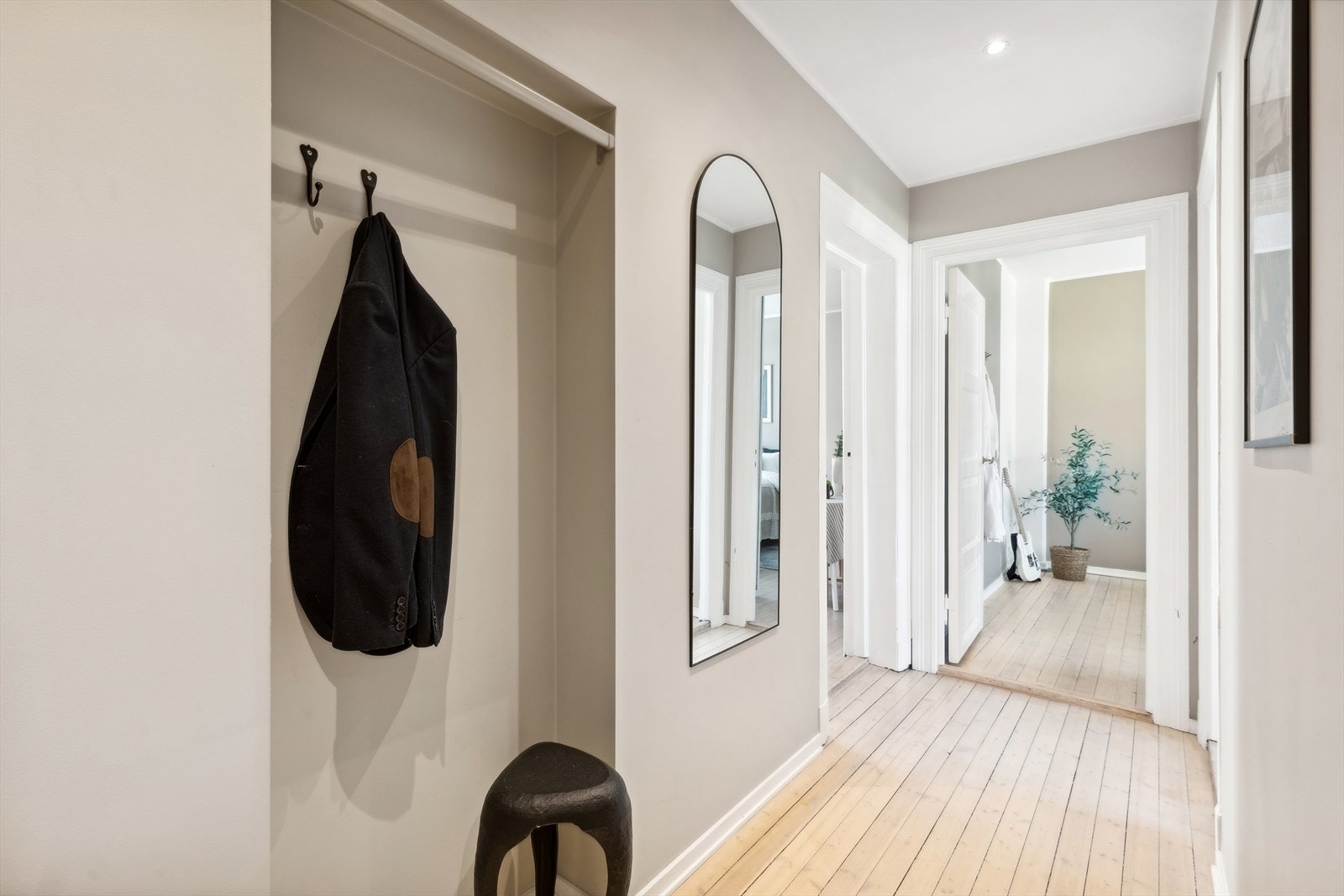 Det moderne designet gir et flott førsteinntrykk av en stilfull og velholdt bolig med praktisk innhuk for oppheng av jakker. Galleribilde