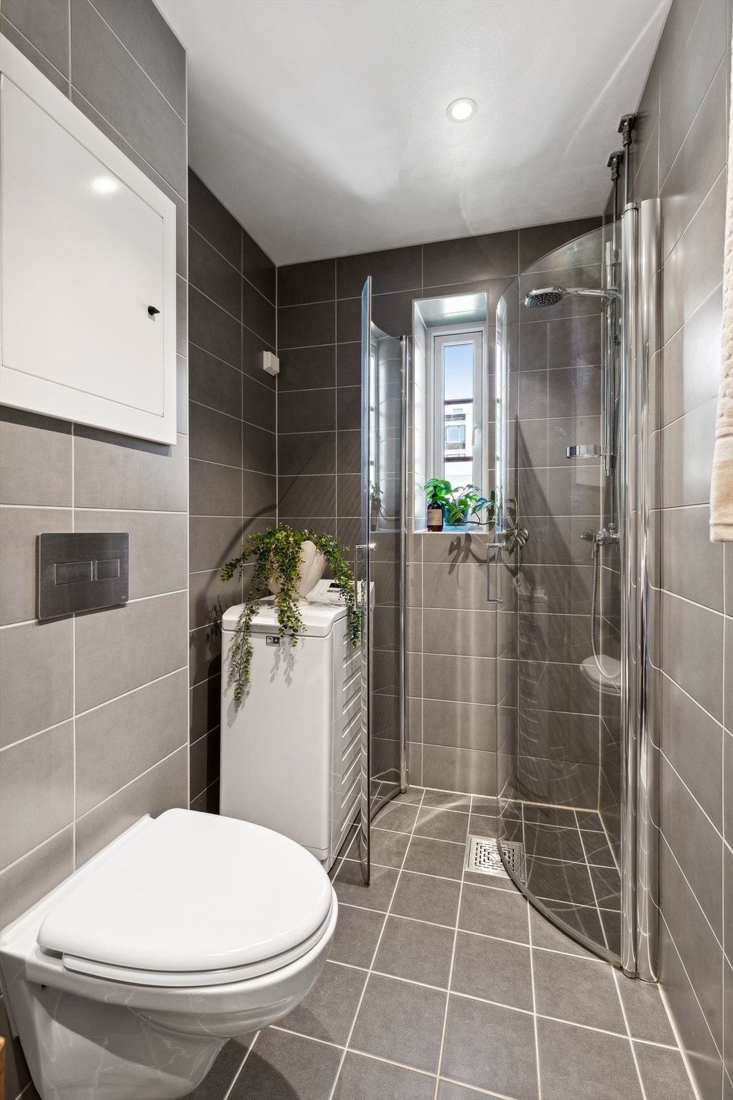 Moderne flislagt baderom fra 2020 med varmekabler i gulv. Downlights i tak. Galleribilde