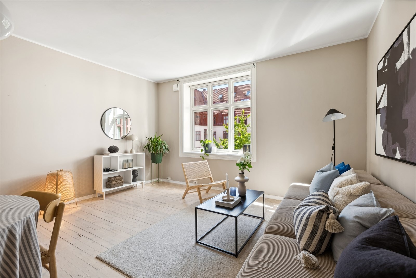 De store vinduene slepper inn rikelig med dagslys og lyser opp stuen. Alle rom er malt i 2022. Galleribilde
