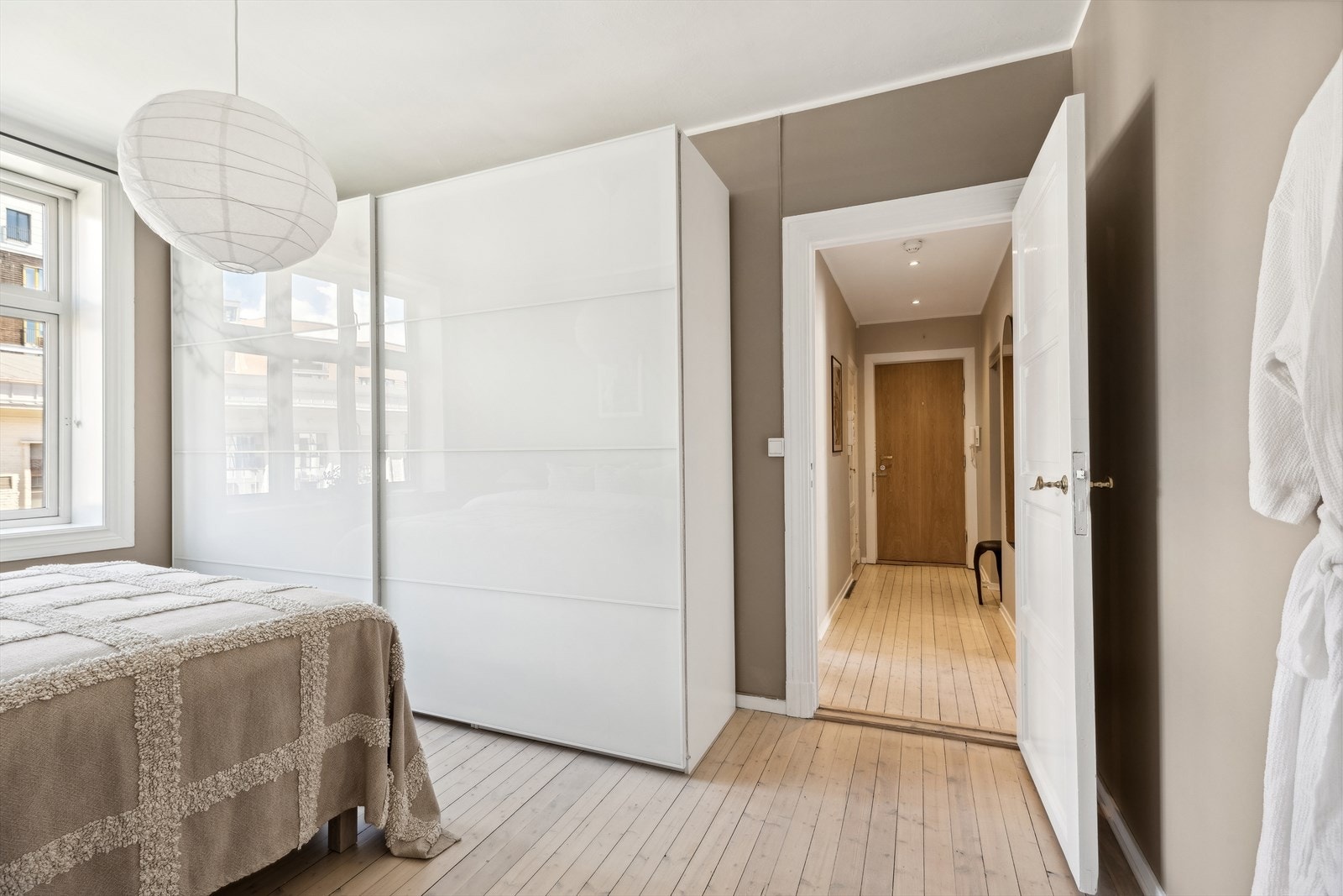 Leiligheten har flotte furugulv. Galleribilde