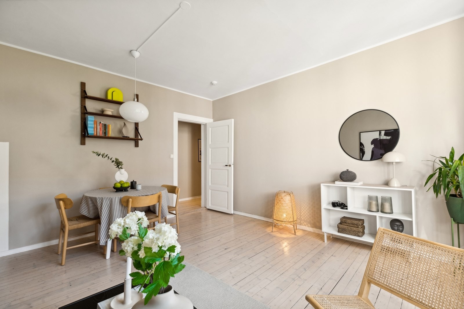 Den romslige stuen gir plass til både spisebord og sittegruppe samt diverse møblement. Galleribilde