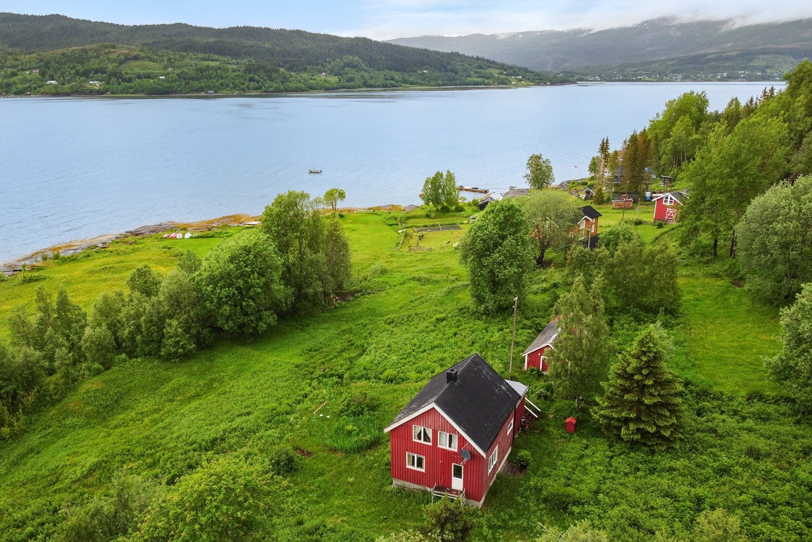 Den umiddelbare nærheten til naturen inviterer til utendørsaktiviteter året rundt. Gå turer i skogen, fiske, bading, fjelltur, skiturer og mye mer. Galleribilde