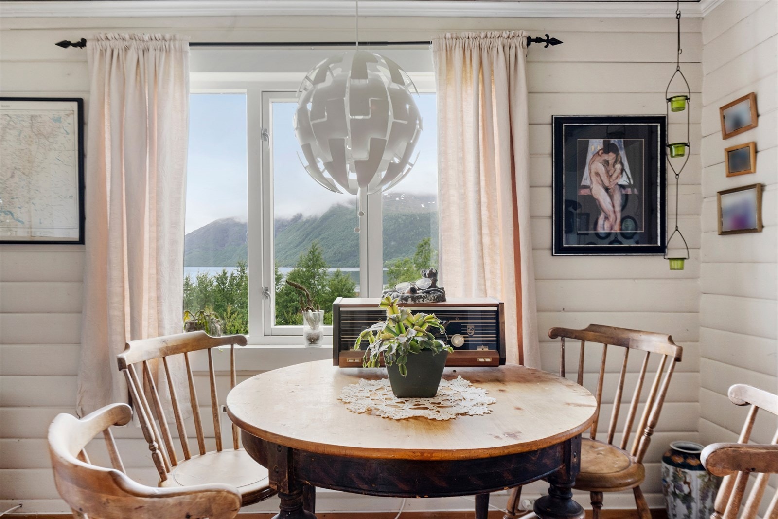 Fra spisestua kan du nyte naturskjønne omgivelser med åpent utsyn over frodige skoger og vakre fjelltopper. Galleribilde