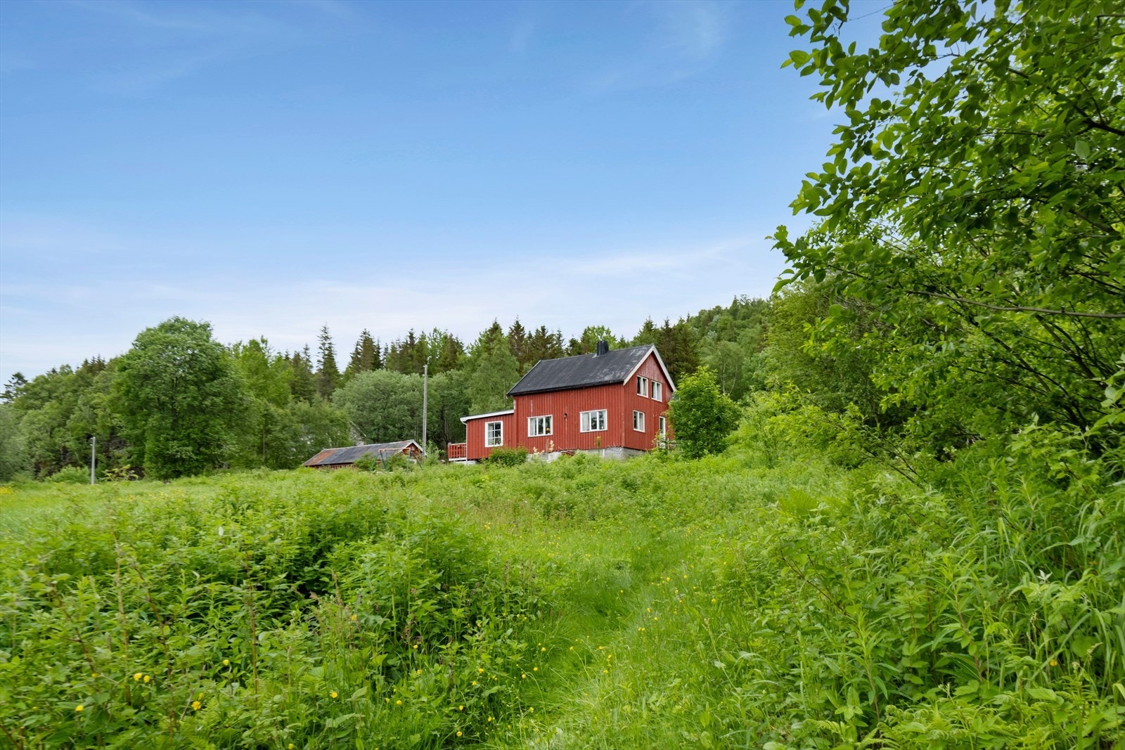Er du på utkikk etter en hytte hvor du kan sette ditt eget preg? Denne hytta med sin sjarm og fantastiske beliggenhet, gir deg en unik mulighet til å skape ditt drømmested. Galleribilde