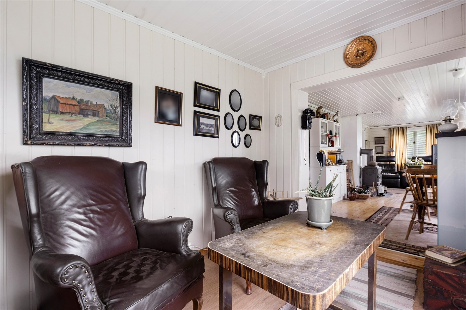 Stua ble tilbygd i 2009, sammen med entreen, wc og bod. Galleribilde