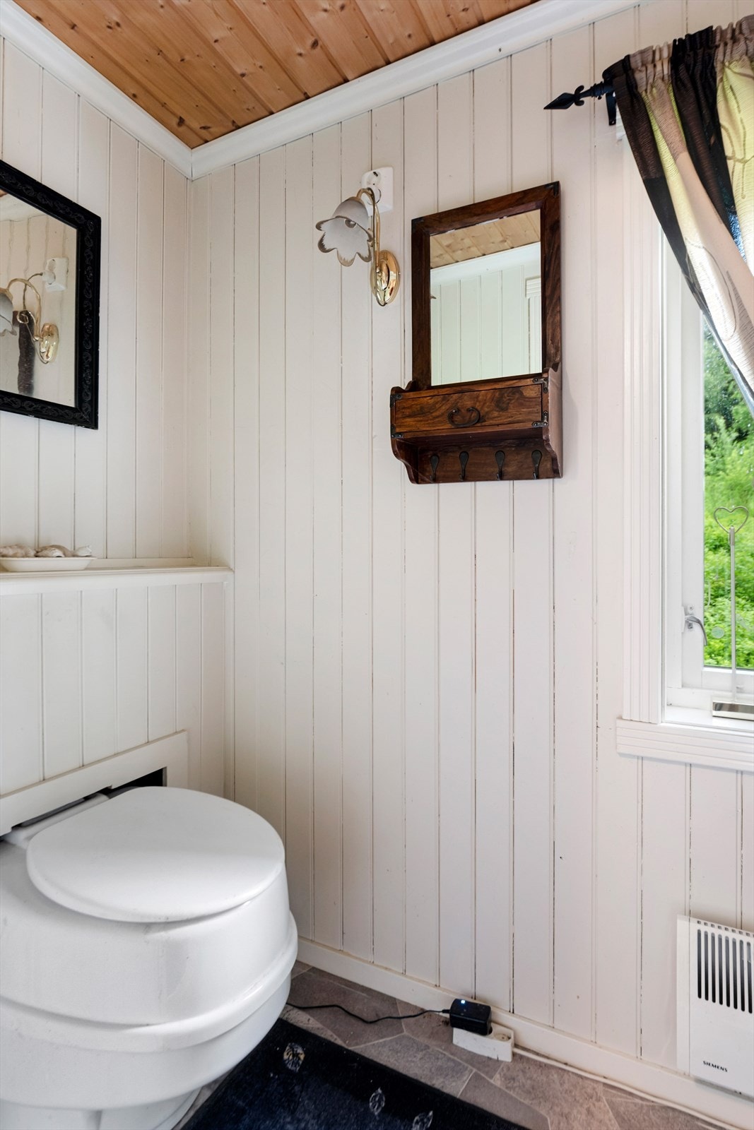 Toalettrom med separett toalett. Galleribilde