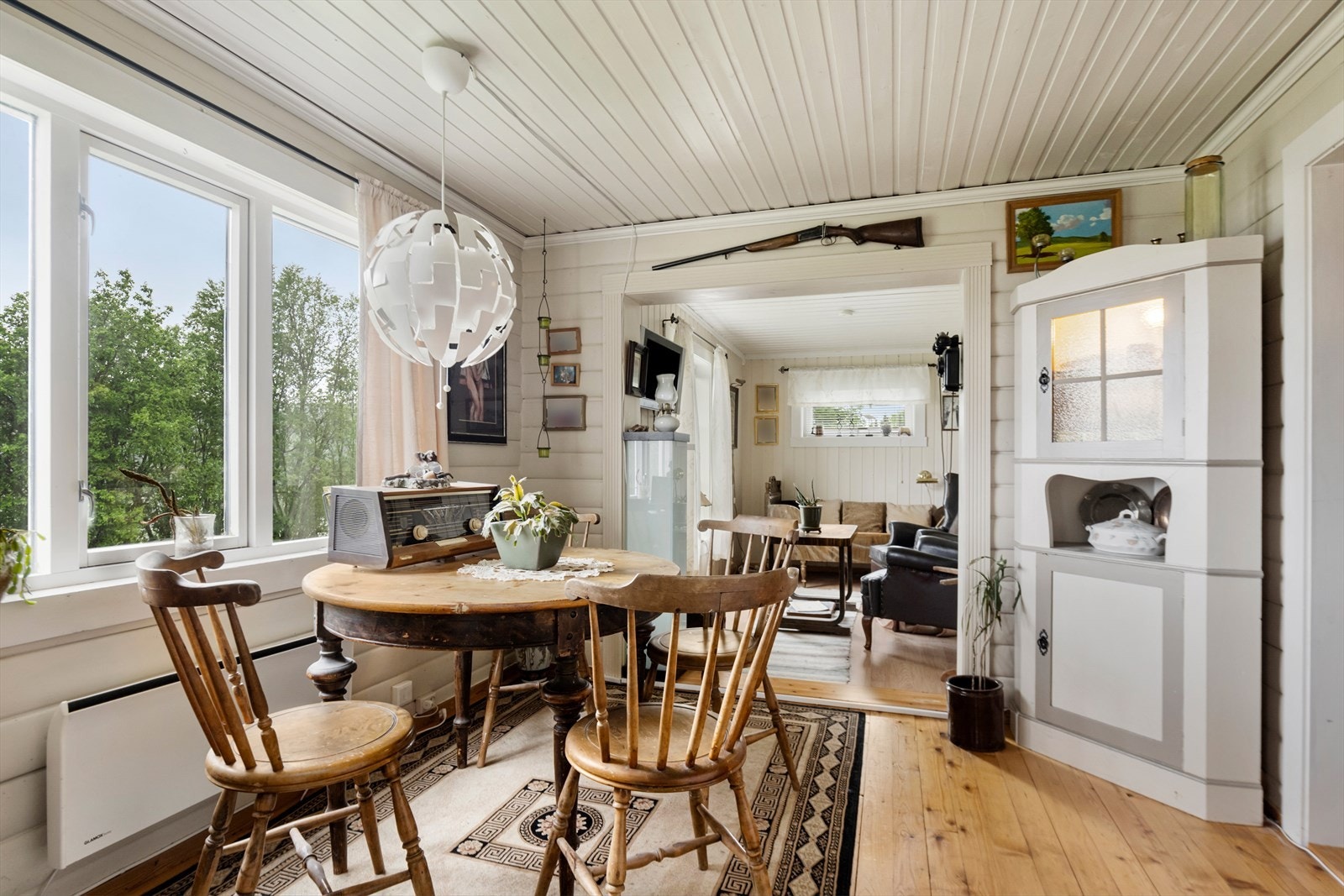 Boligen holder en eldre, sjarmerende stil med tregulv og malt panel på vegger. Galleribilde