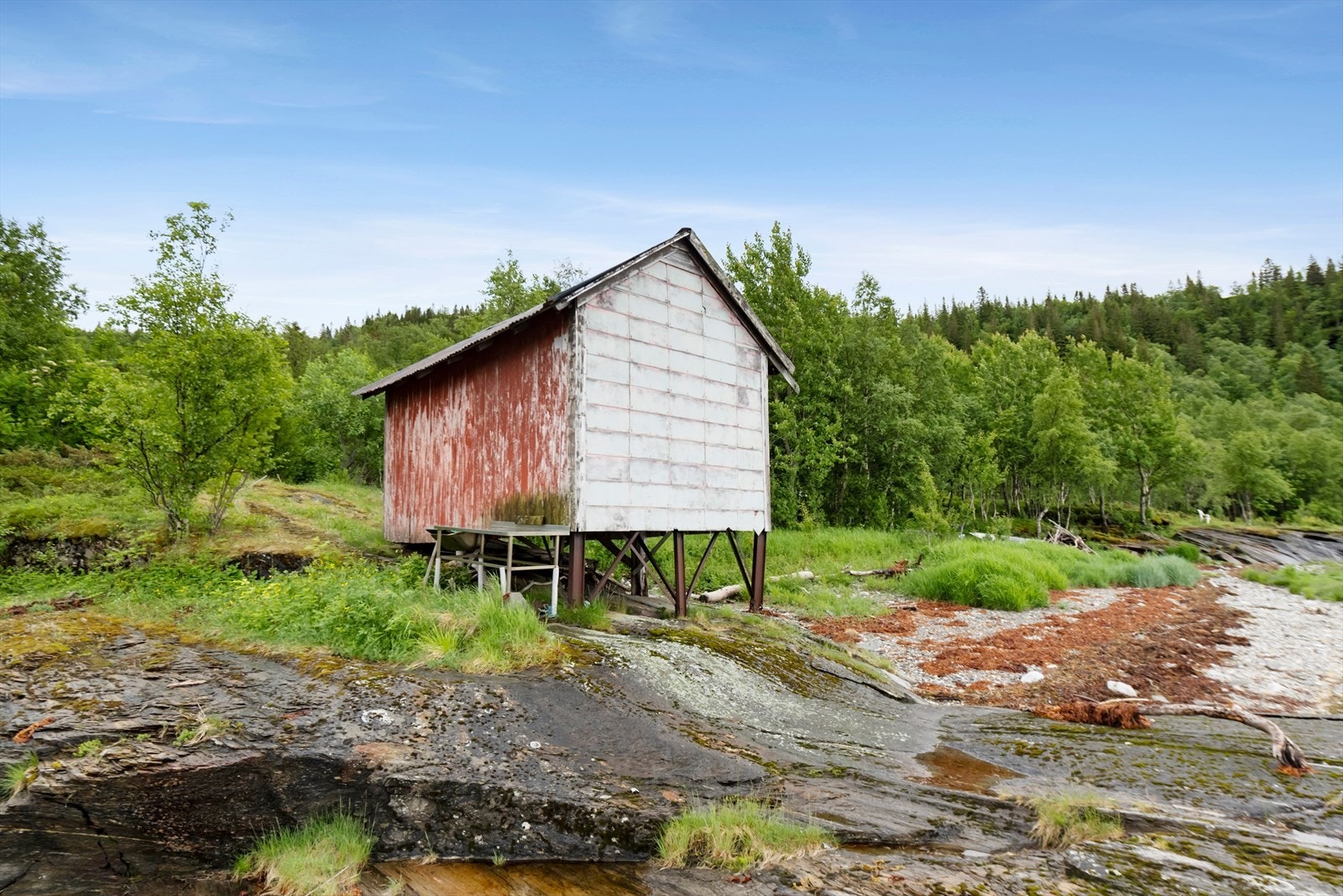 Naustet er ca 14 m2. Bygget er gammelt og bærer preg av manglende vedlikehold og oppgraderinger. Galleribilde