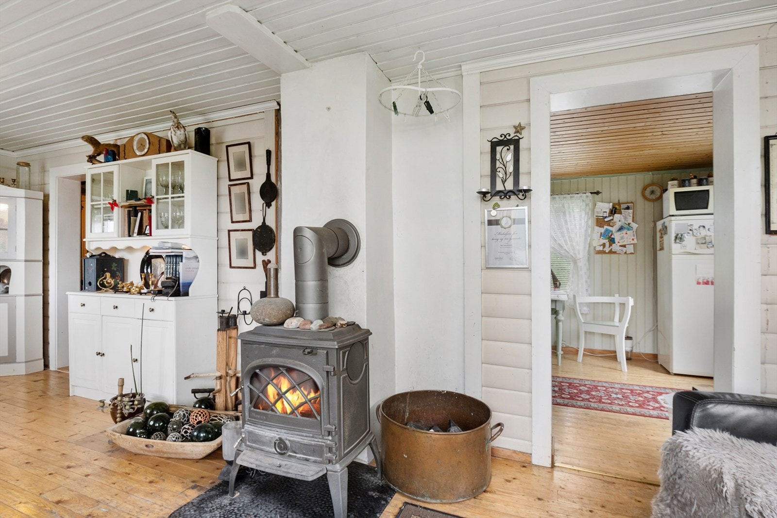 Hytta varmes opp med vedfyring og strøm. Galleribilde