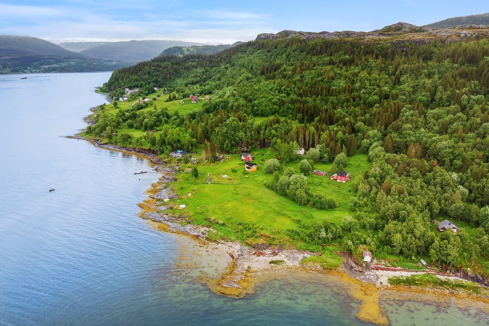 Enten du ønsker en hytte som base for sommerferier, helgeturer eller dagsturer; kan dette være eiendommen for deg. Ta kontakt for visning. Galleribilde