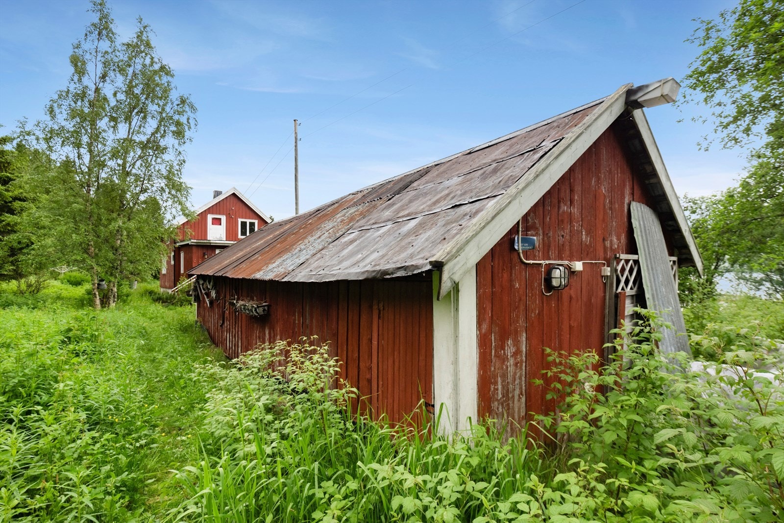Det følger med et uthus på ca. 37 m2. Bygget er gammelt og bærer preg av manglende vedlikehold og oppgraderinger. Galleribilde