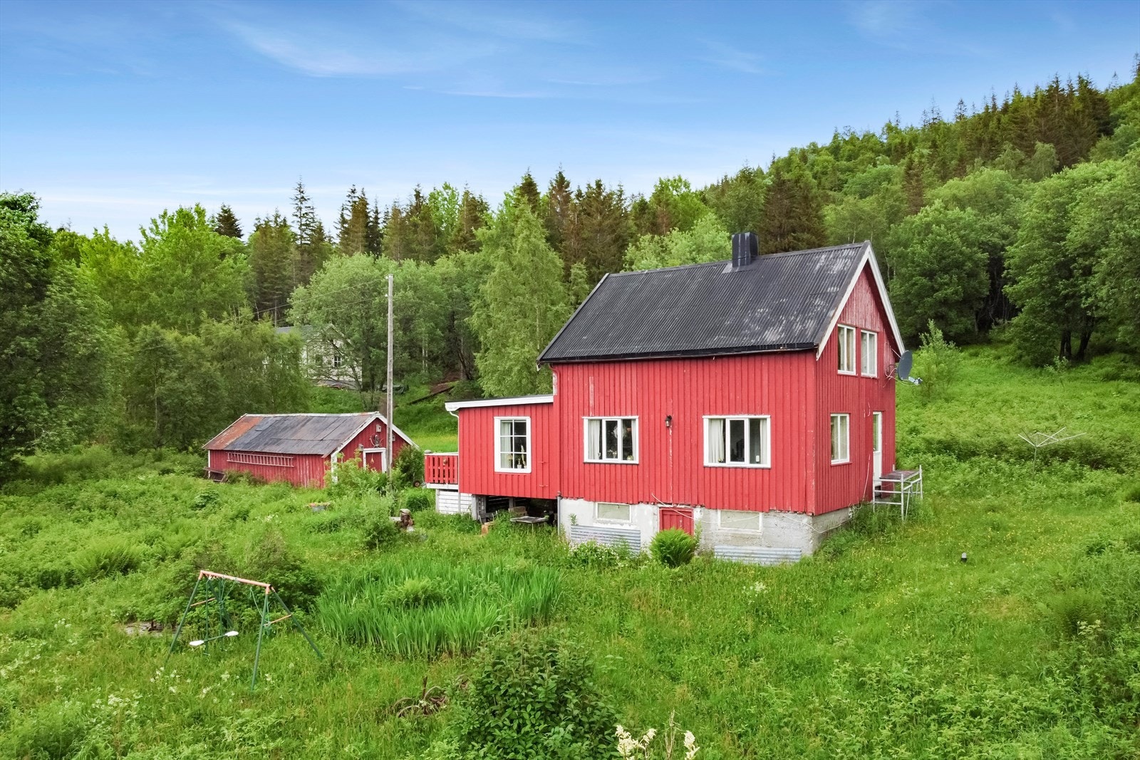 Eiendommen med en eiet tomt på 1 391,5 m2 inneholder en fritidsbolig, uthus og naust. Galleribilde