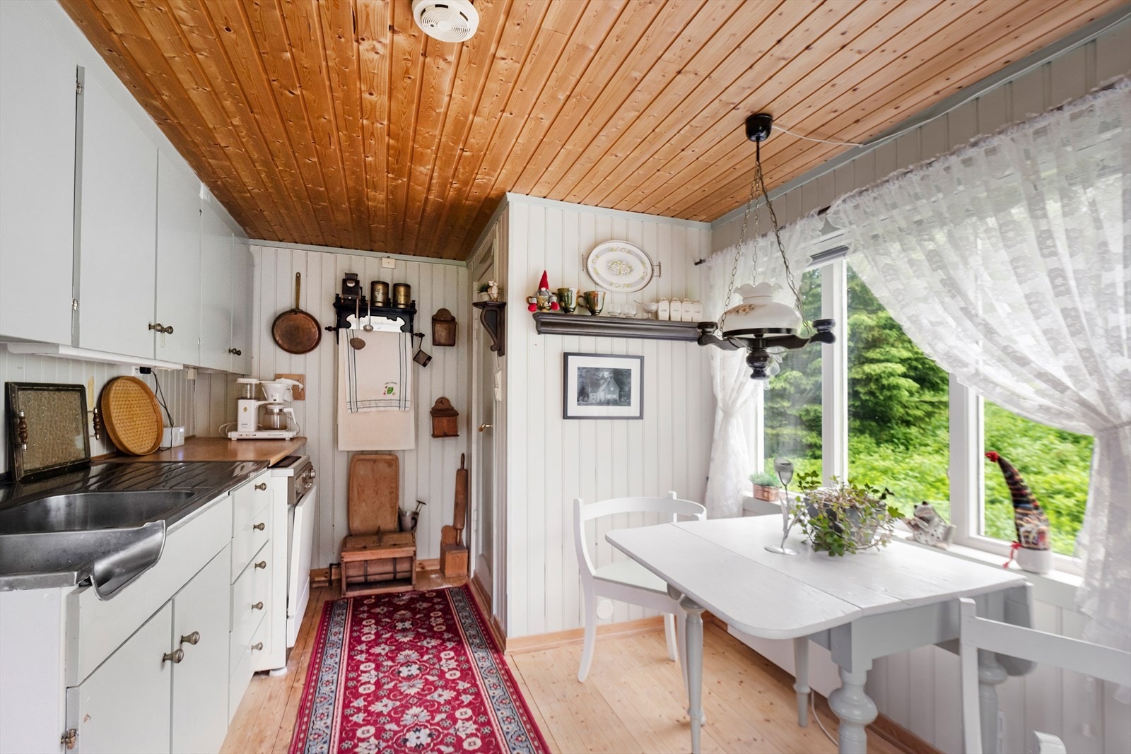 Kjøkkeninnredningen, med gamle tremøbler og klassiske detaljer tar deg tilbake til en enklere tid. Galleribilde