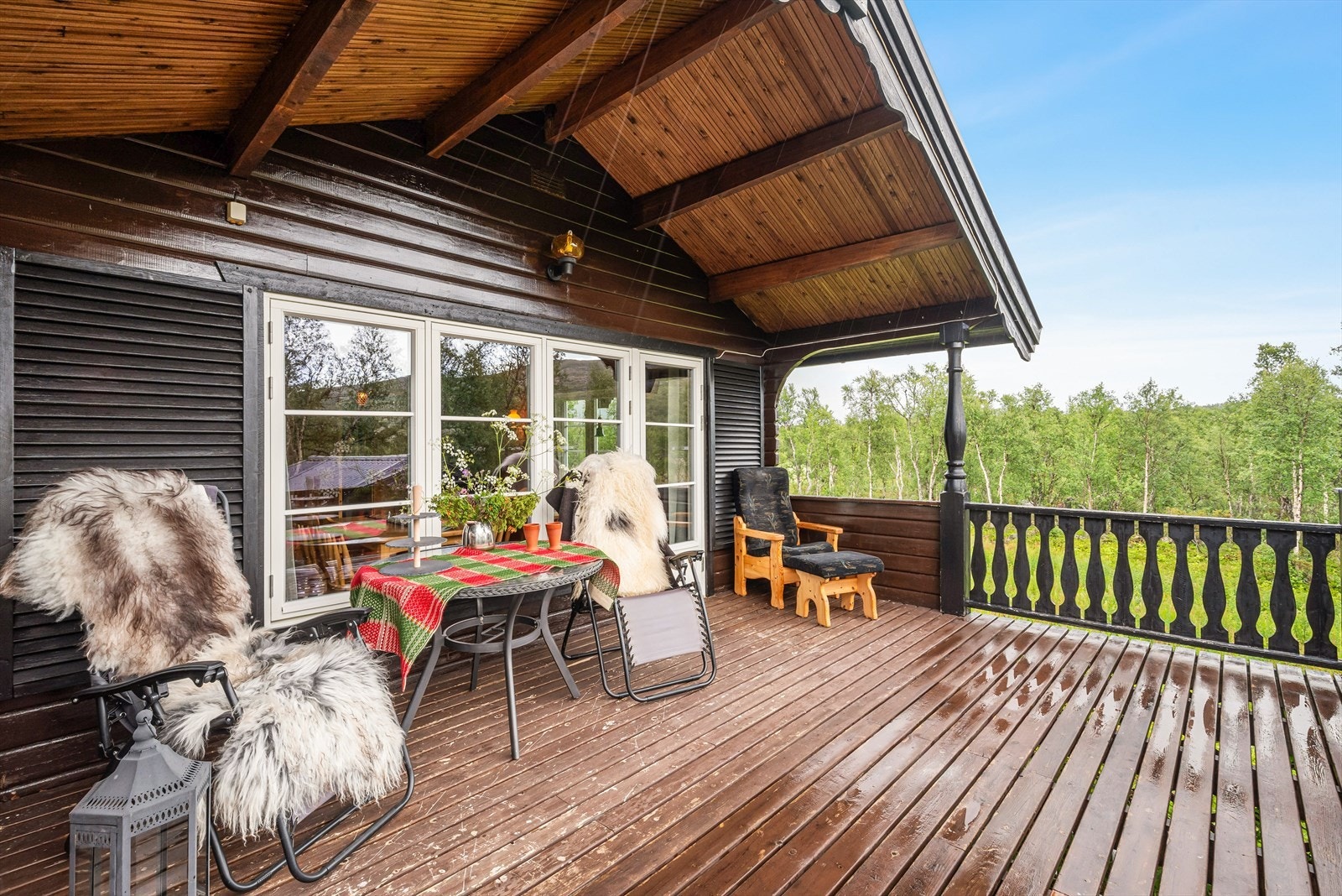 Takoverbygg gjør det mulig å nyte utelivet på terrassen, uavhengig av om det er oppholdsvær eller nedbør. Taktekkingen ble skiftet i 2015. Galleribilde