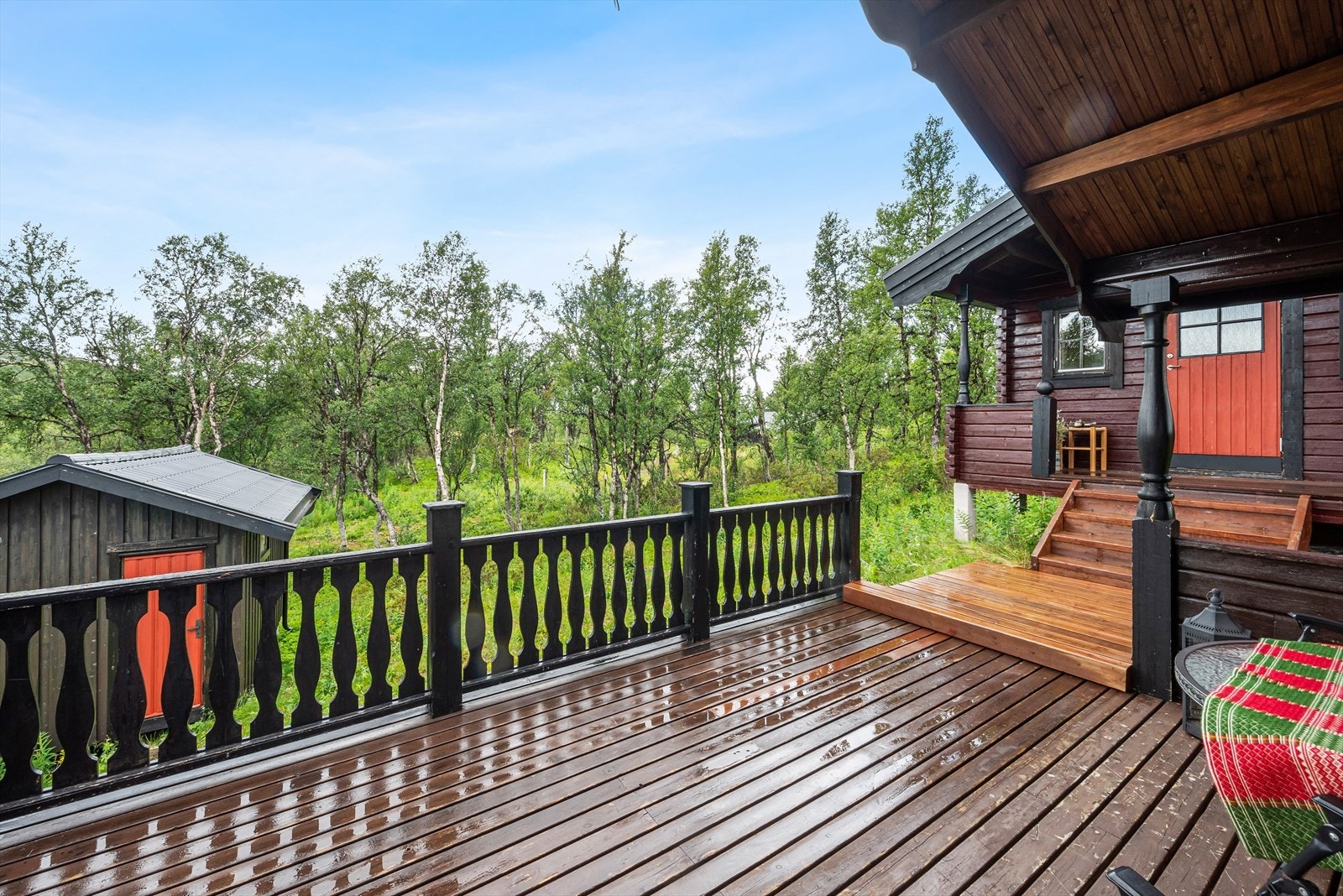 Eiendommen ligger kun 400 m fra riksgrensen, og med kun 10 min kjøring til Tänndalen alpintanlegg og nærbutikk, samt ca. 20-25 min til Funesdalen. Galleribilde