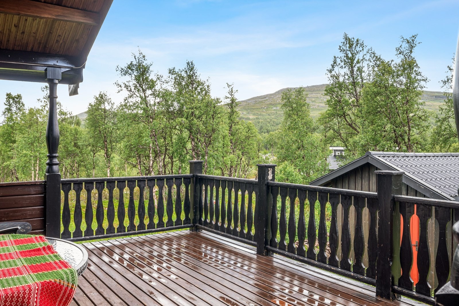 Terrassene måler totalt 24 kvadratmeter og er vendt mot sørvest - Perfekt for å nyte kveldssola på sene sommerkvelder. Galleribilde