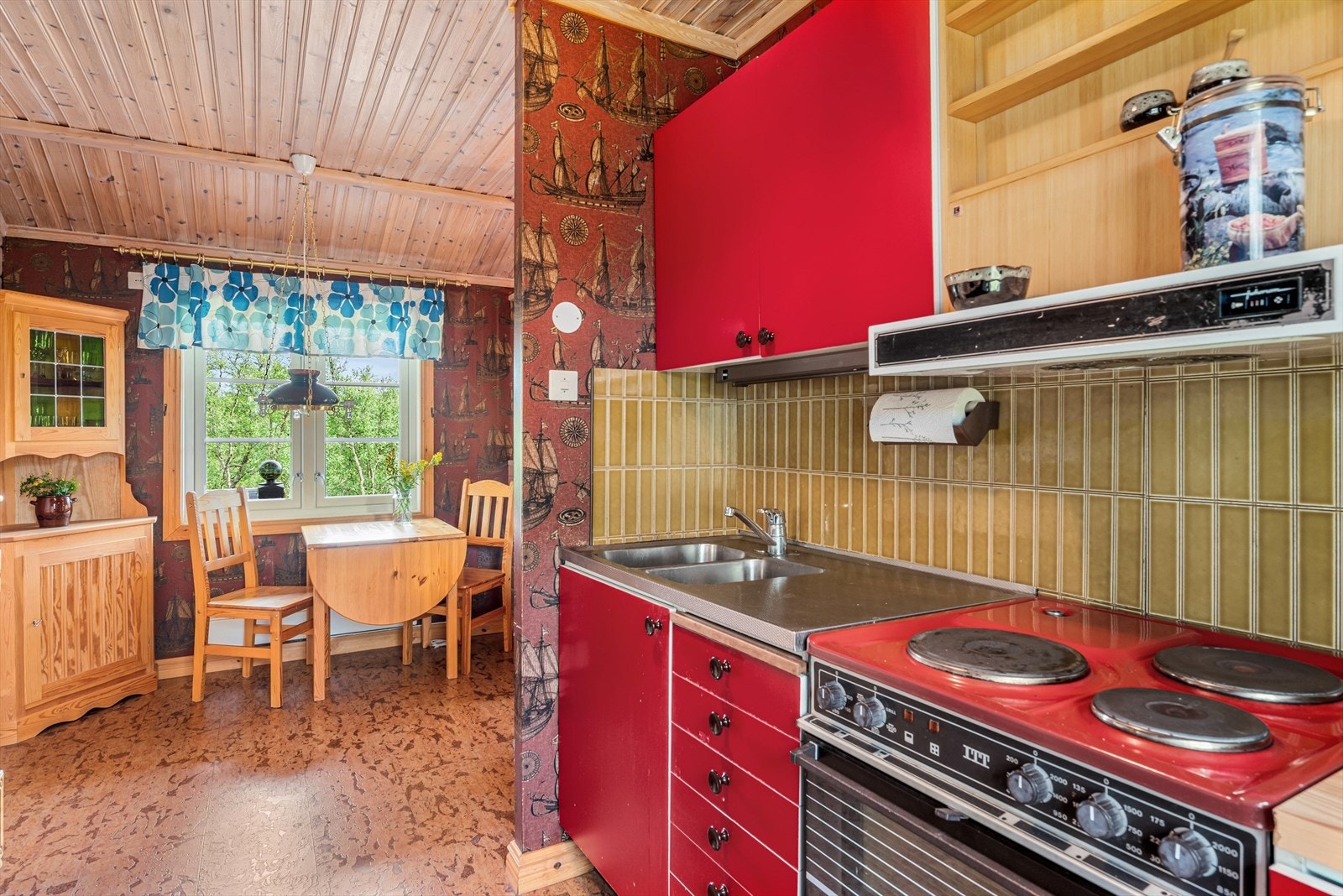 Kjøkkeninnredningen er fra byggeår, og byr på godt med skap og skuffer til oppbevaring. Galleribilde