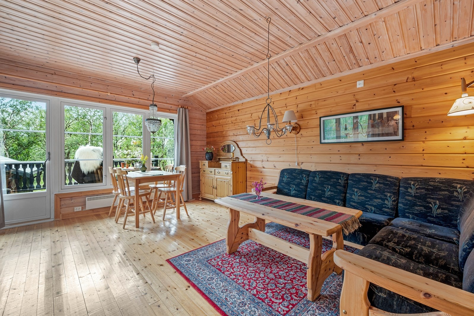 Stuen måler 23,5 kvm og har god plass for flere sittegrupper. Galleribilde