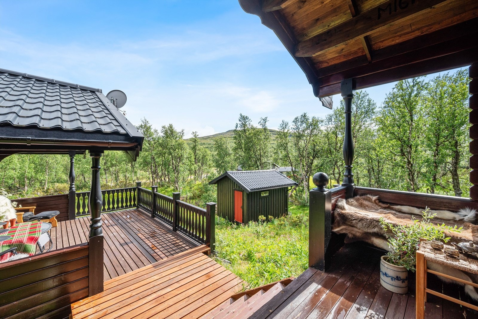 Terrassen utenfor stua er fint sammenføyd med inngangspartiet til annekset. Galleribilde