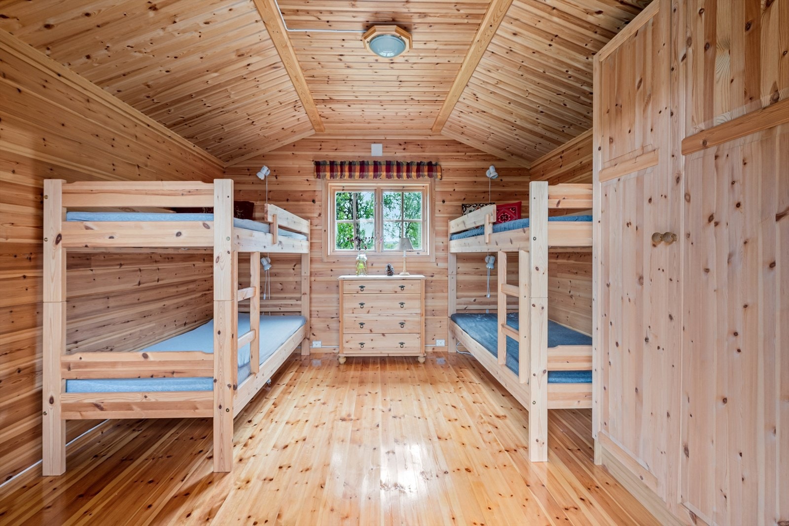 Annekset måler 12 kvadratmeter og har i dag soveplass for 4 gjester. Galleribilde