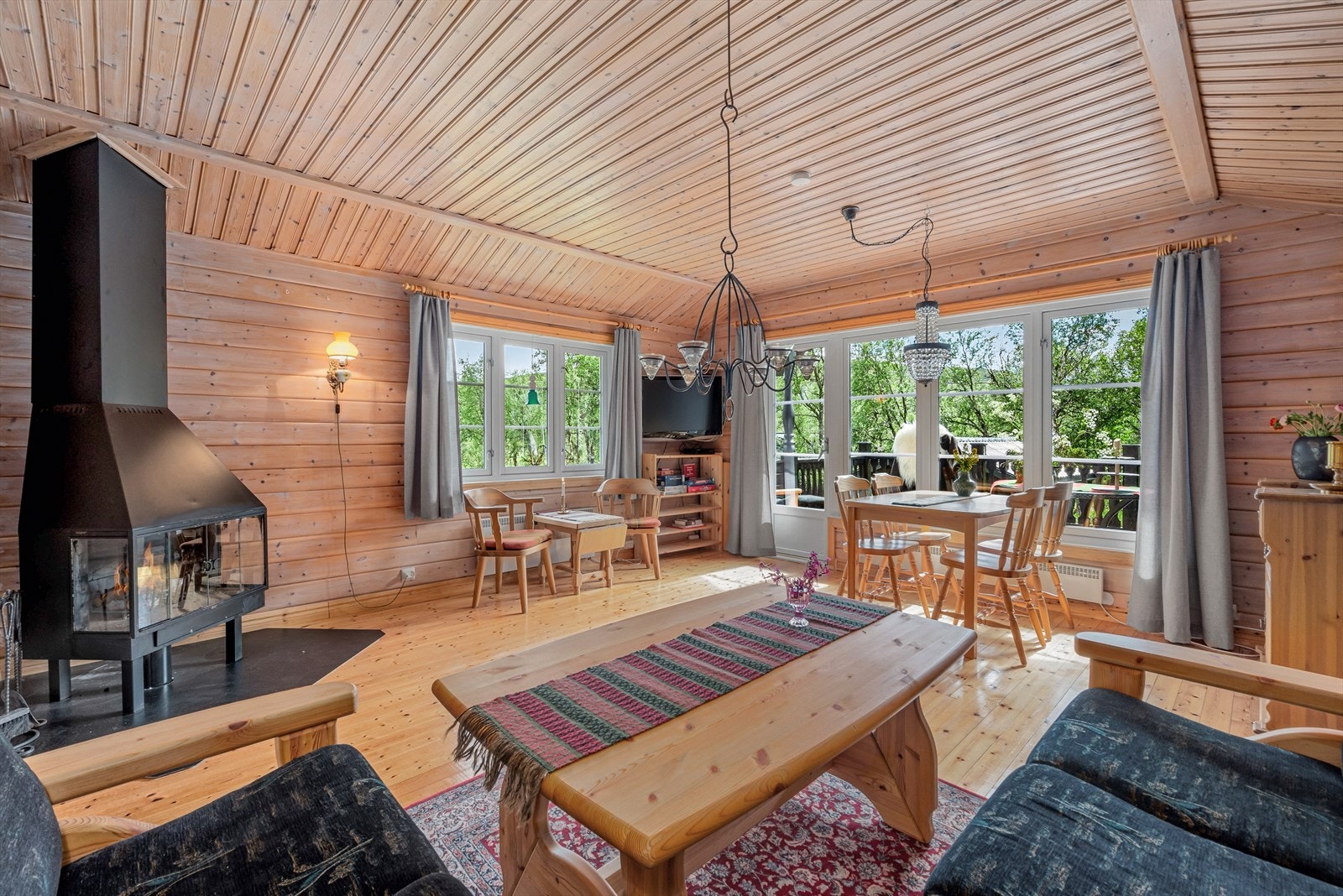 Velkommen inn - Hytta selges fullt møblert, så her kan du flytte rett inn! Galleribilde