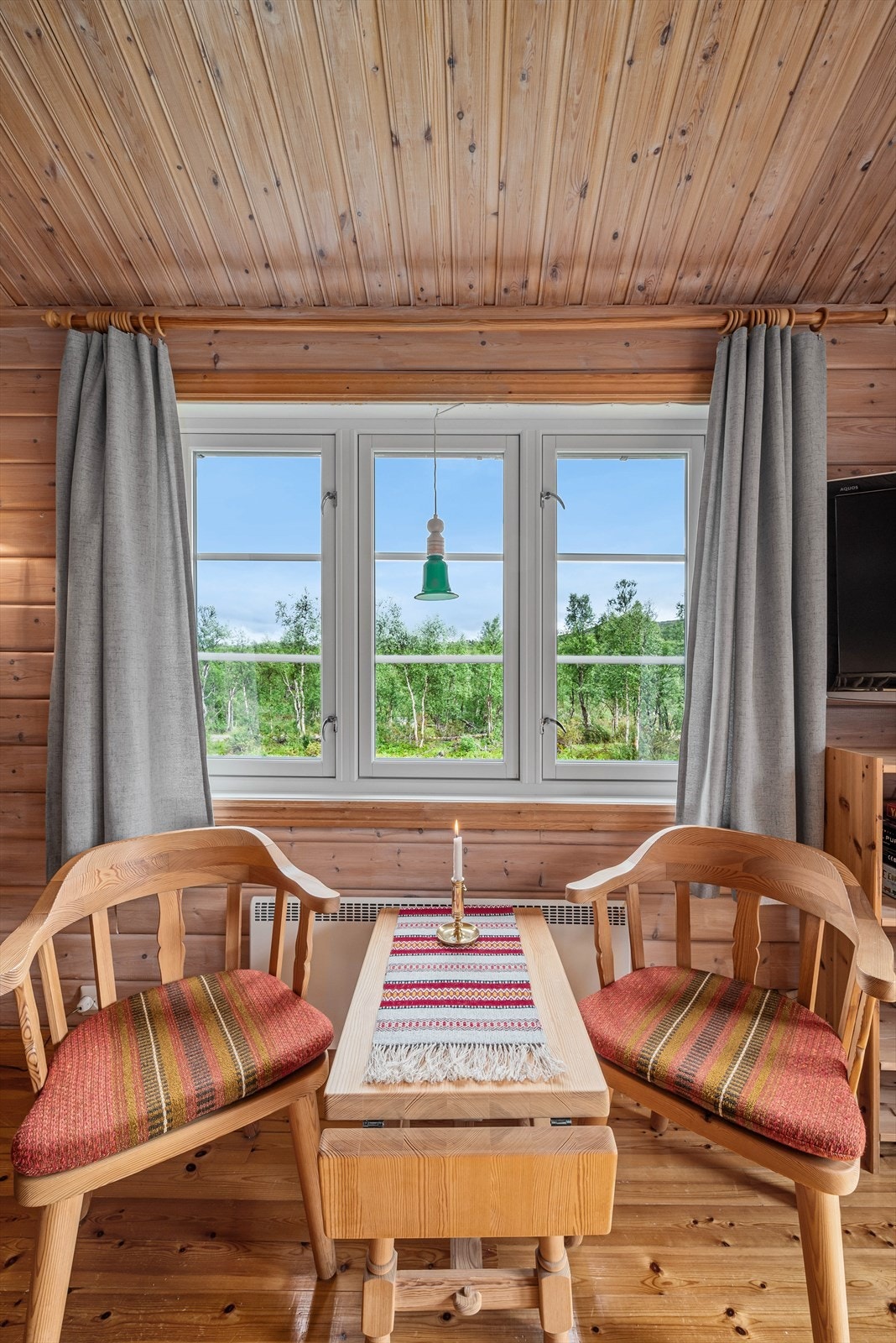 Stuen varmes opp med panelovner og en flott peis. Galleribilde