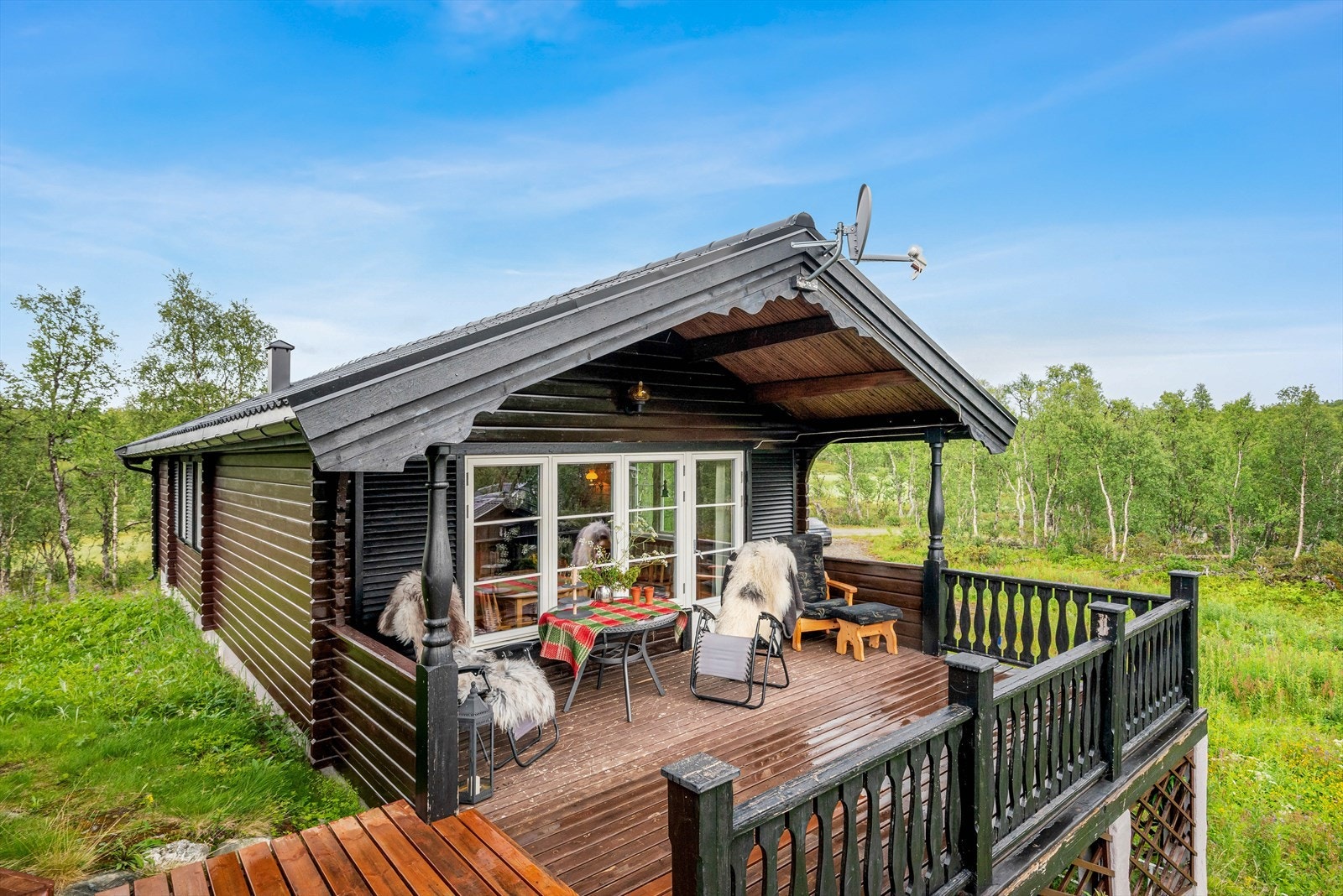 Hytta har parabol og Telia's dekningskart viser at de leverer 5G på full styrke til hytta. Galleribilde