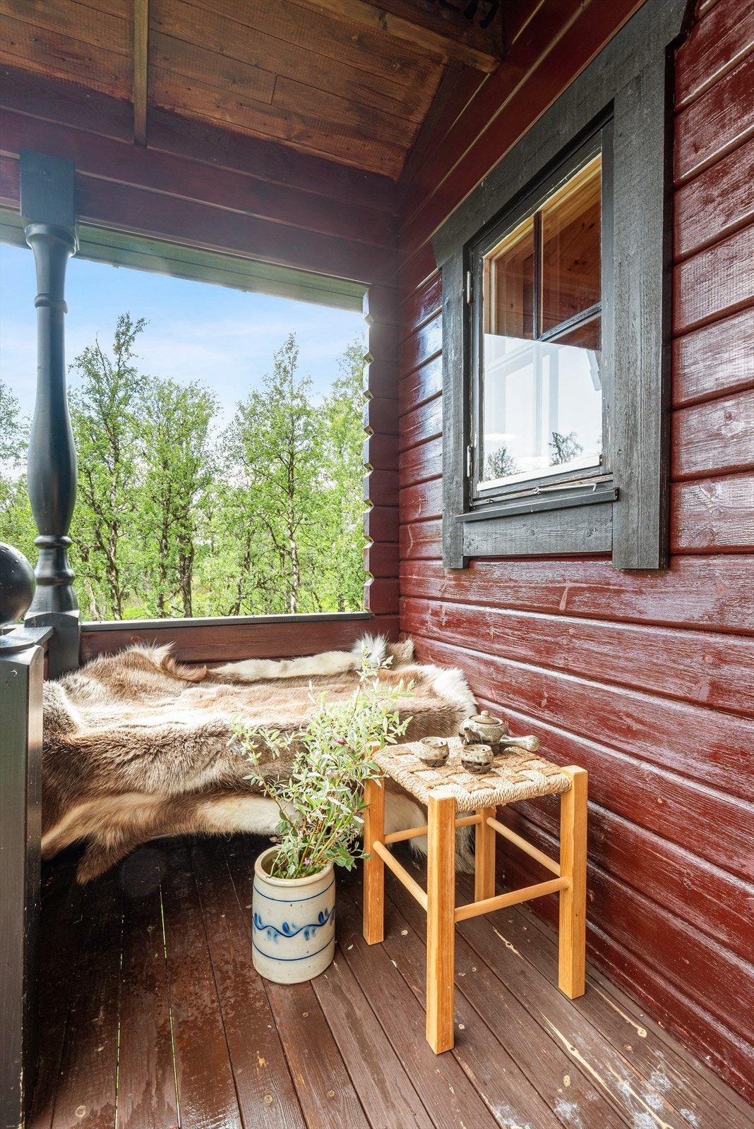 Ved entreen er det plass for å nyte en kaffekopp ute i frisk luft, og samtidig under tak til dager med dårligere vær. Galleribilde