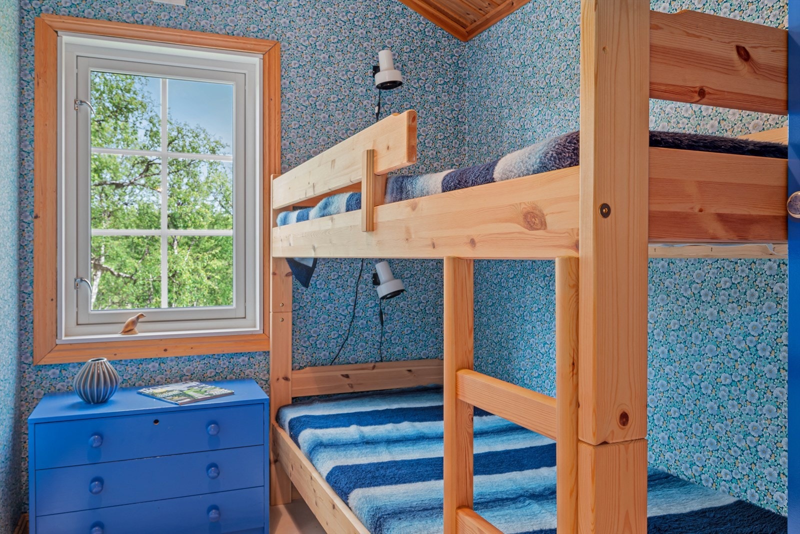 Dersom det ikke blir nok plass i hytta, er det flere soveplasser i annekset. Galleribilde