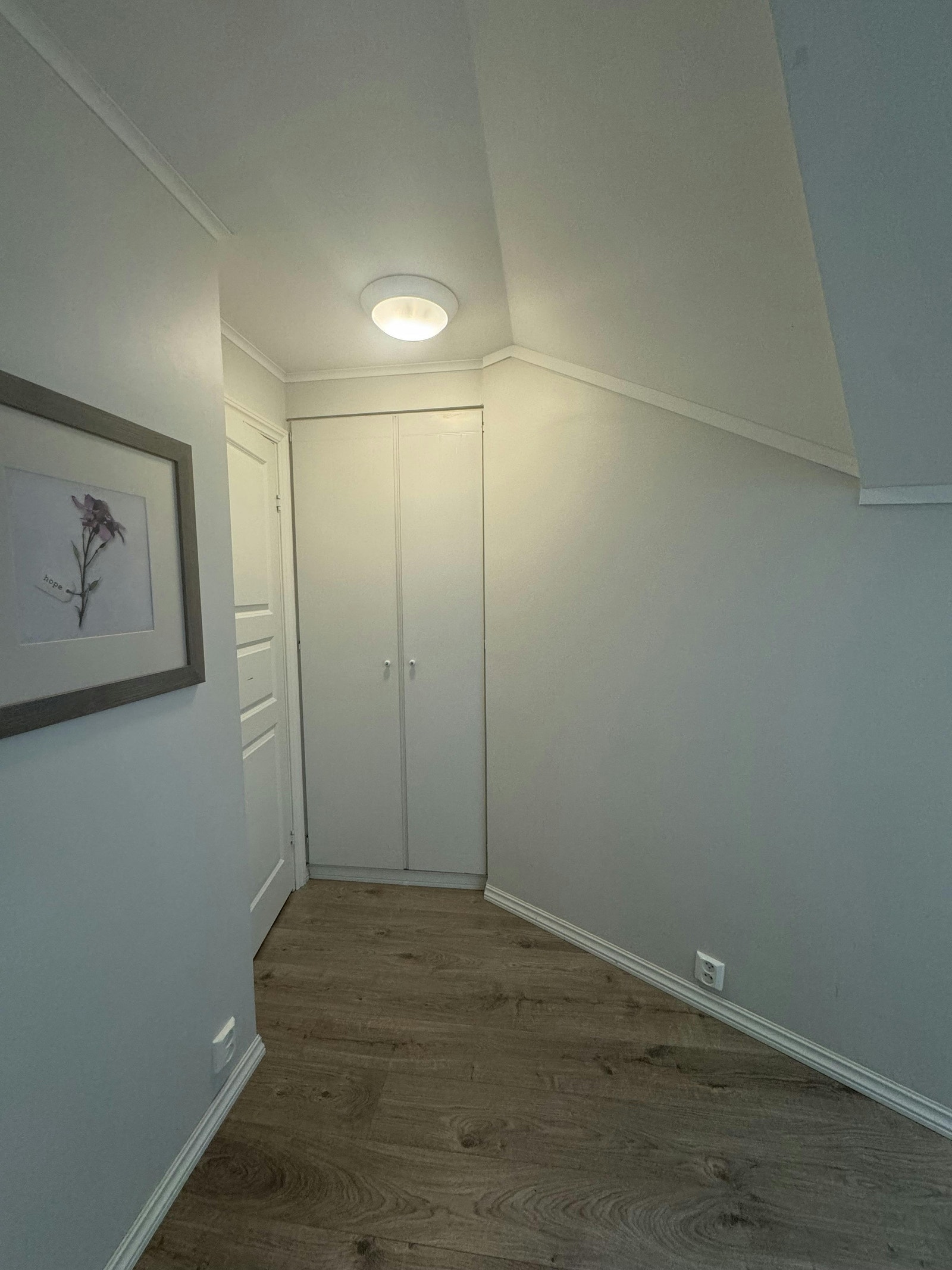 Soverom 2 har plassbygd garderobeskap Galleribilde