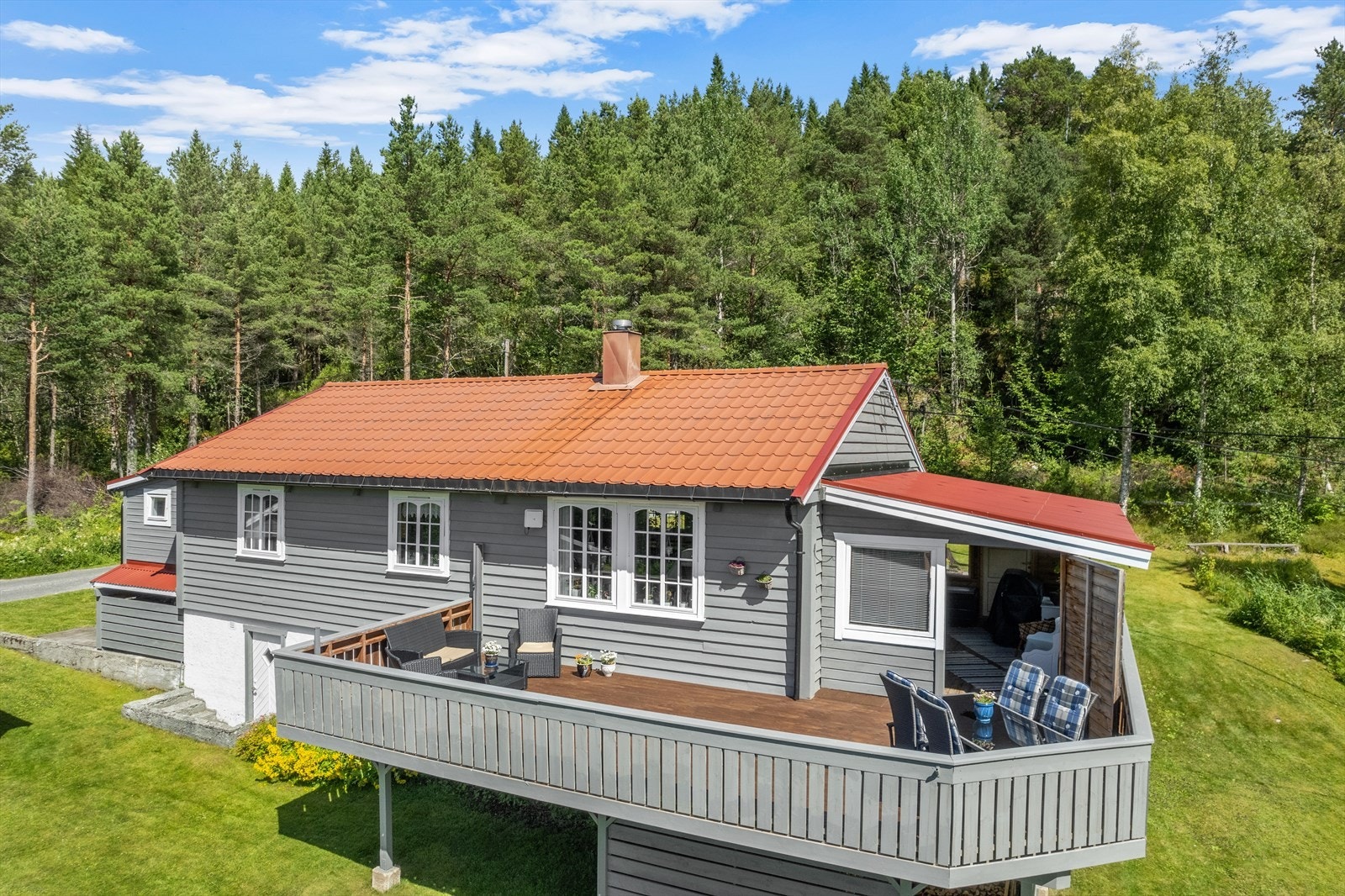 Boligen ligger en kort kjøretur fra dagligvarebutikk, idrettsanlegg og skole med innendørshall/aktivitetshall og har gangavstand til golfbane Galleribilde