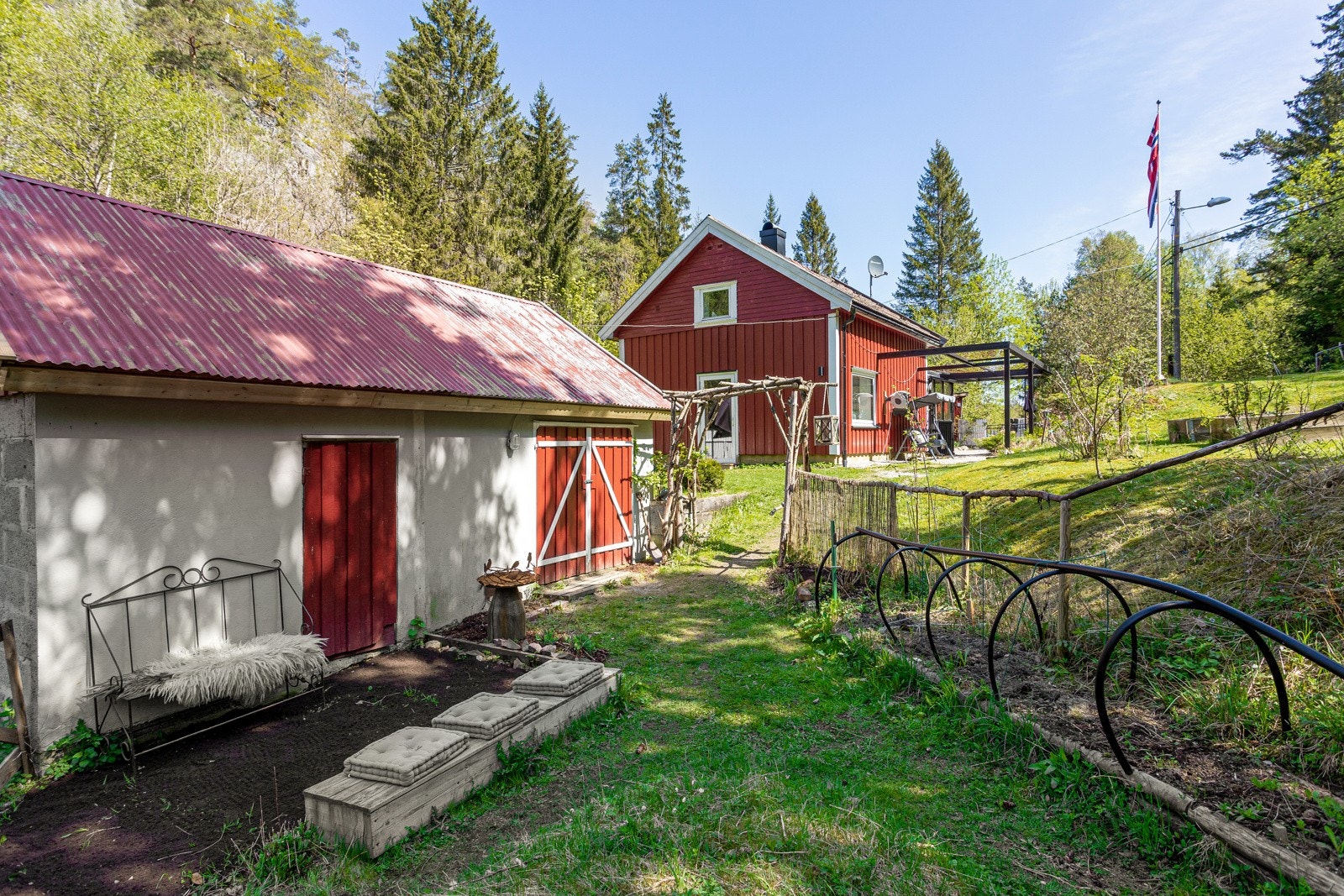Tilhørende eiendommen er det uthus/stall som fint kan huse høner eller andre gårdsdyr. Galleribilde