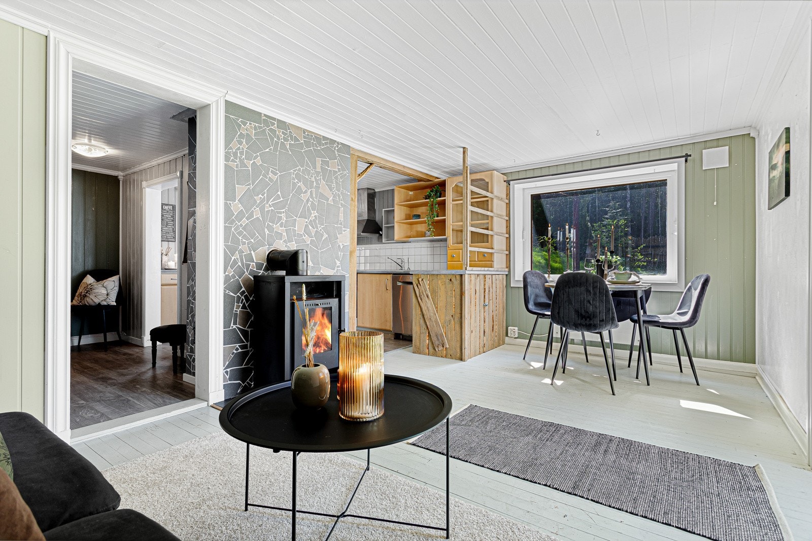 Koselig stue med utgang til hagen. Galleribilde
