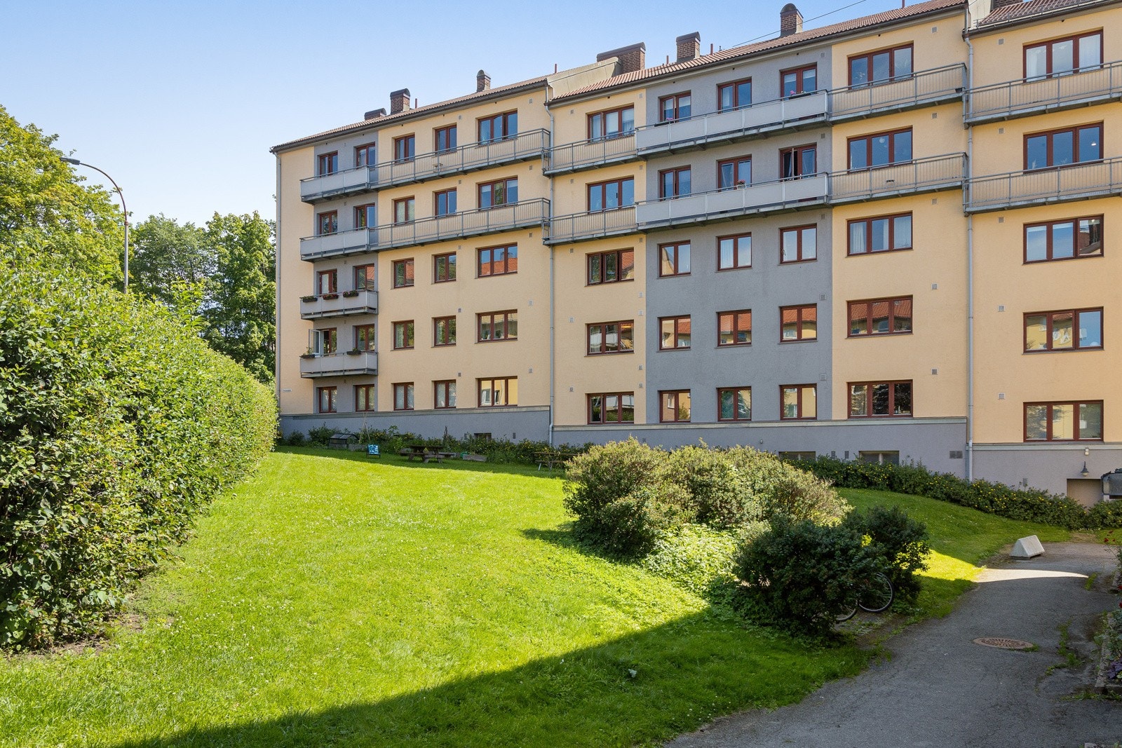 Borettslaget er stort, med 231 andelsleiligheter. Det er åpne, hyggelige arealer mellom byggene. Galleribilde