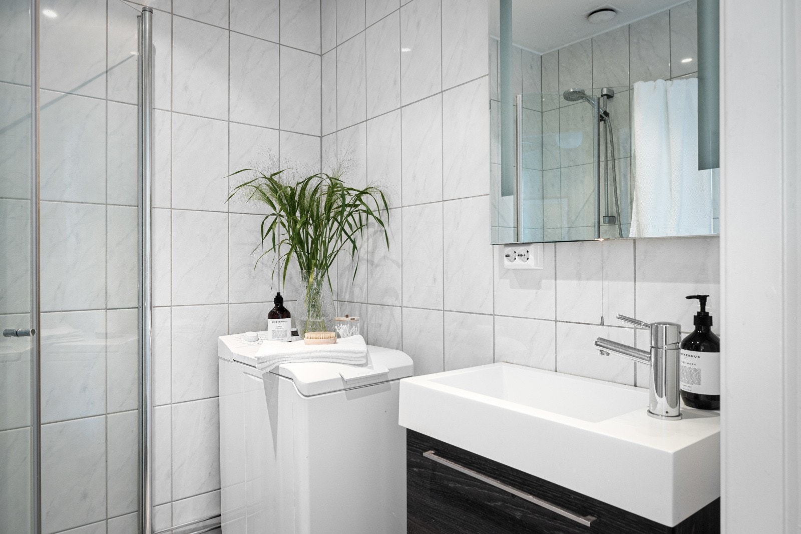 Det er opplegg og plass til vaskemaskin. I tillegg har du tilgang til gratis fellesvaskeri (det koster penger å bruke tørketrommel). Galleribilde