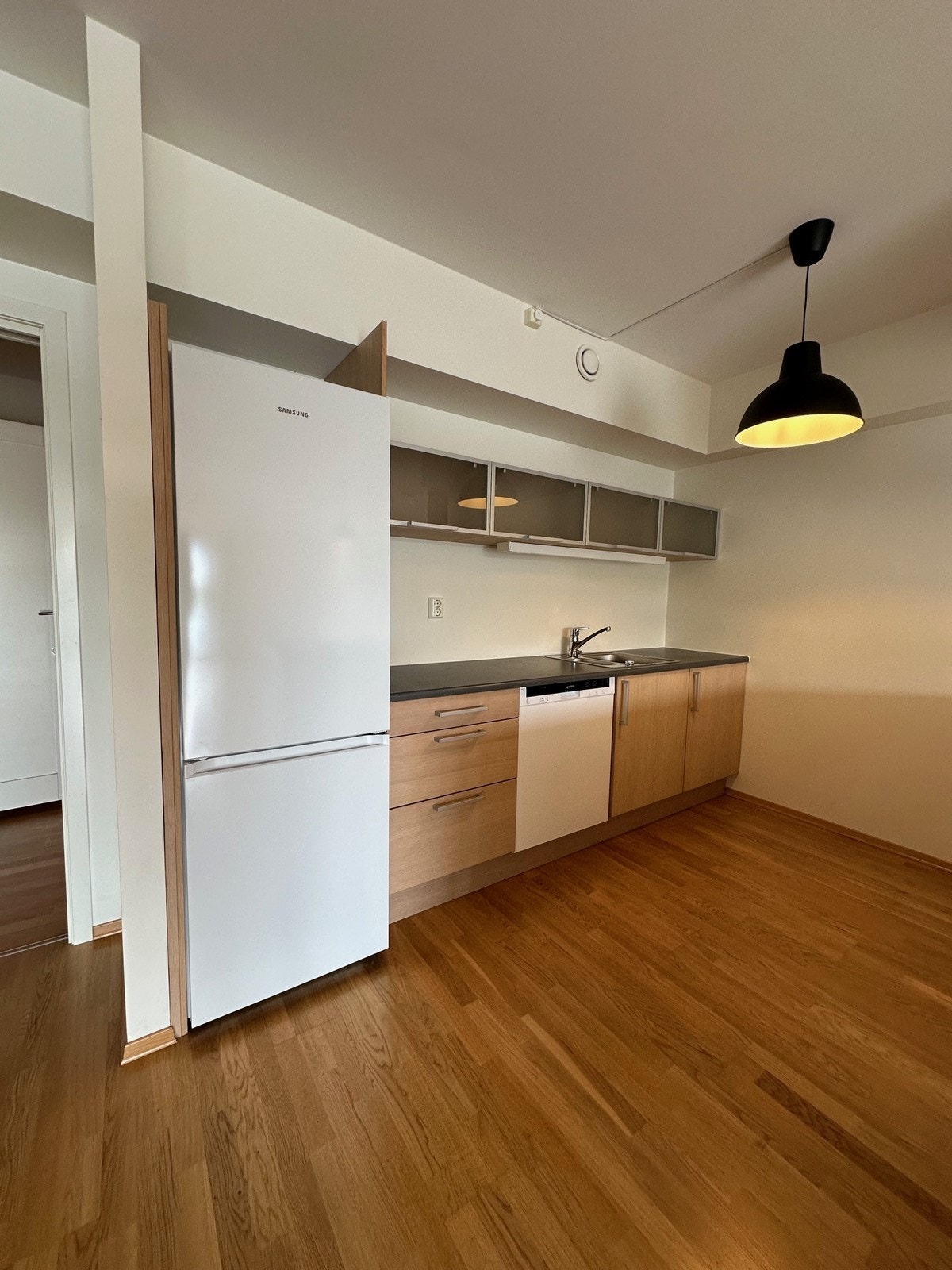 Kjøkken med diverse hvitevarer Galleribilde