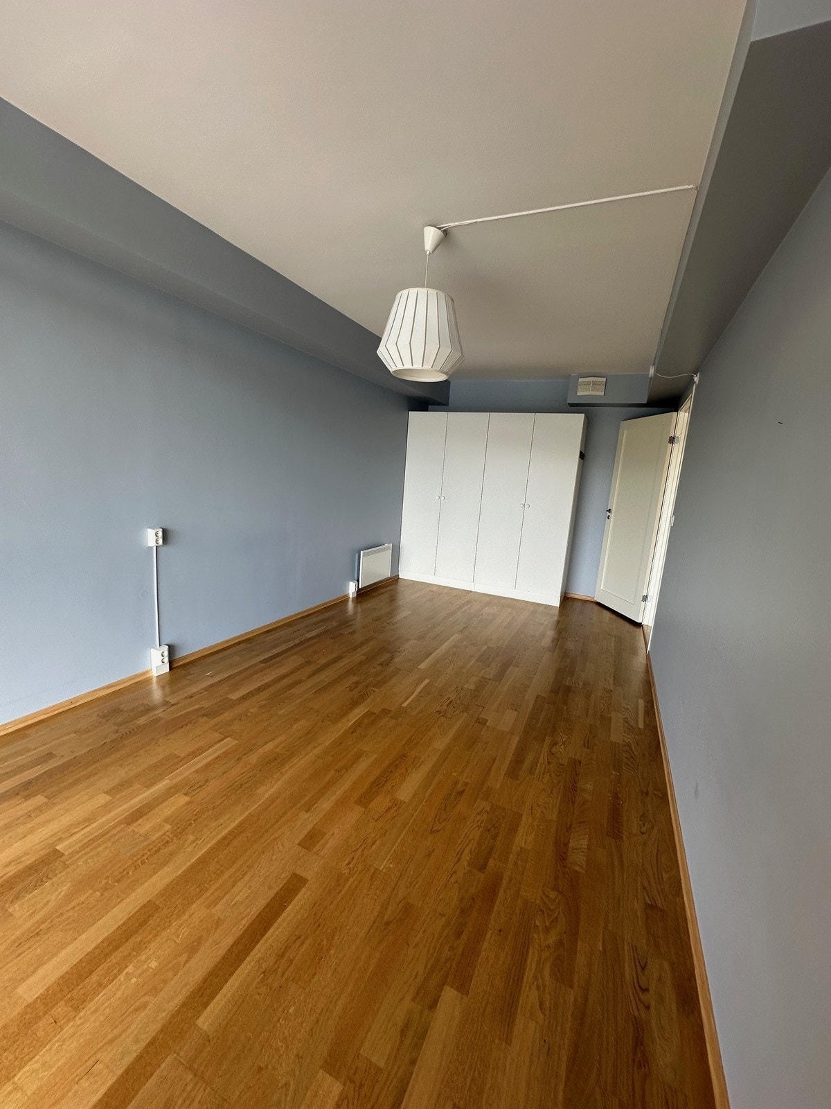 Soverom av god størrelse med skap Galleribilde