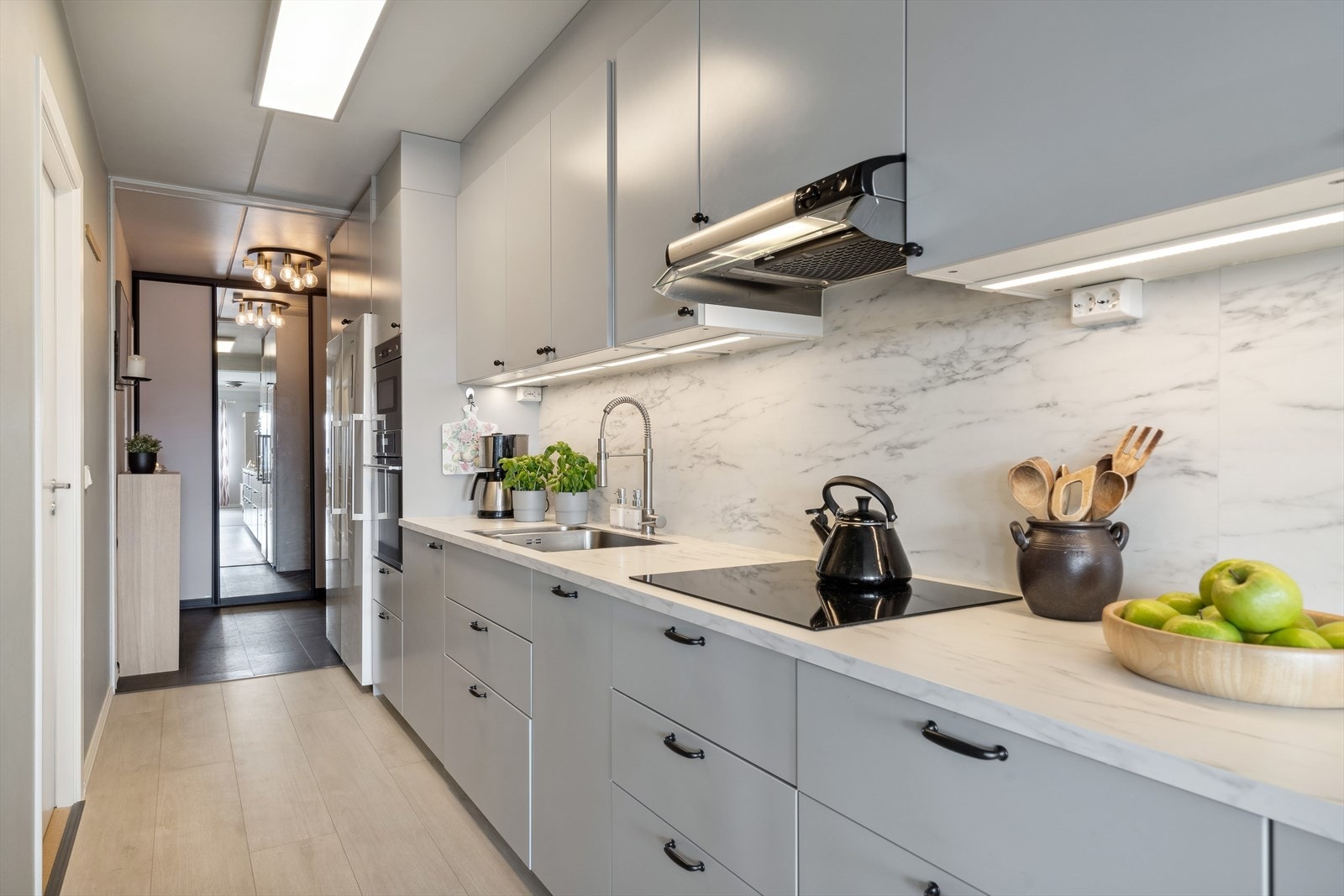 Her er det godt med både skap- og benkeplass. Kjøkkenet har fått TG0 av takstmann Galleribilde