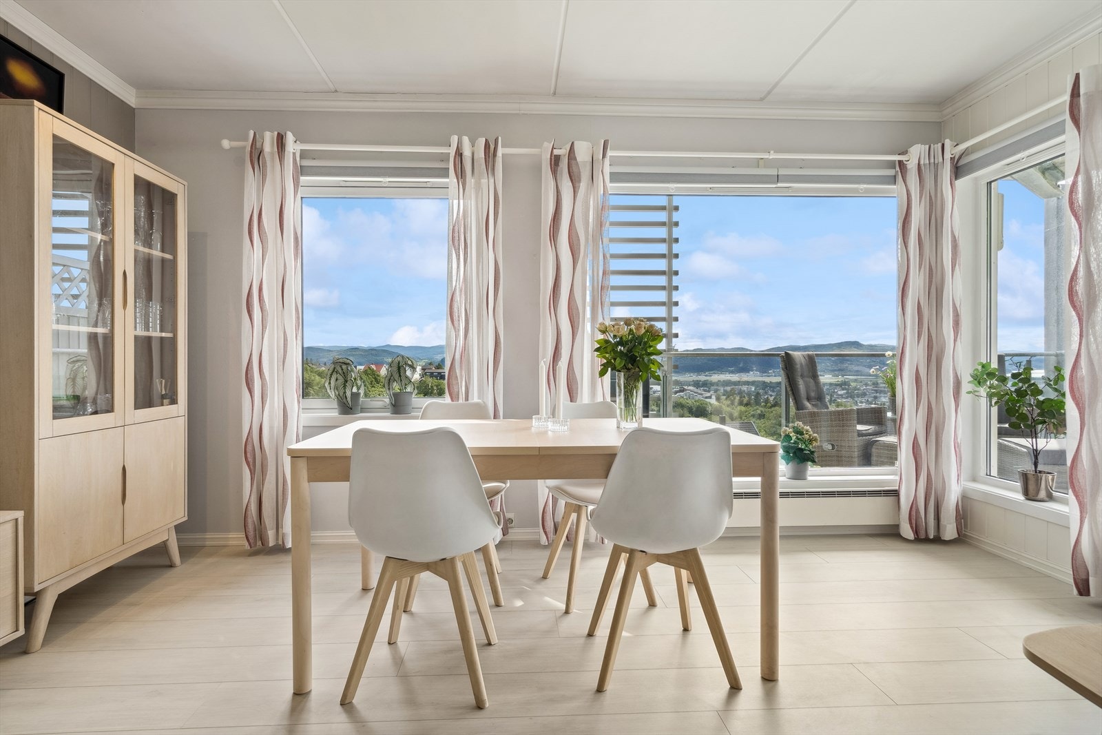 Her er det god plass til både spisestue og sofagruppe Galleribilde