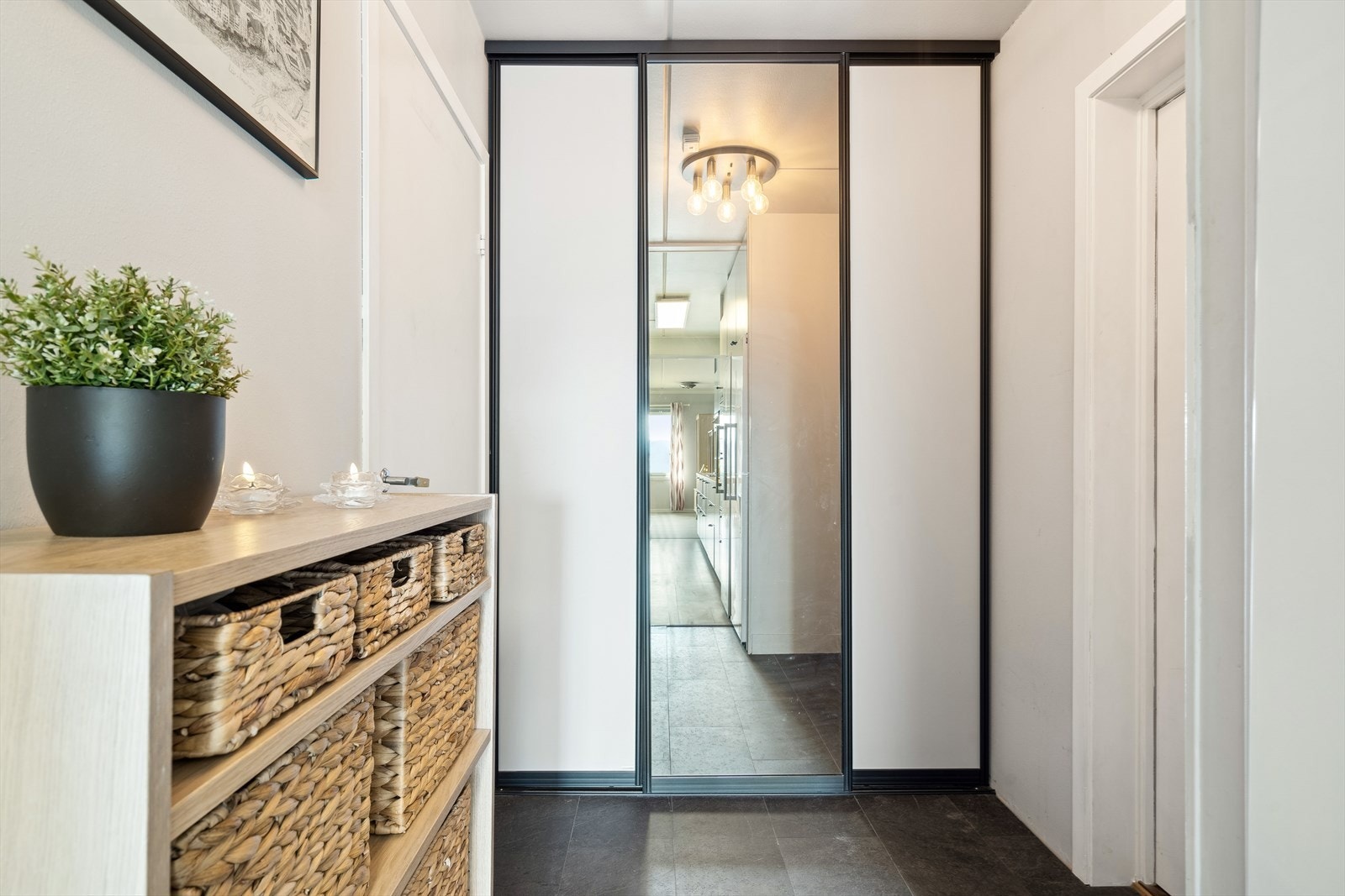 I entreen er det satt inn en praktisk skyvedørsgarderobe for oppbevaring av yttertøy Galleribilde