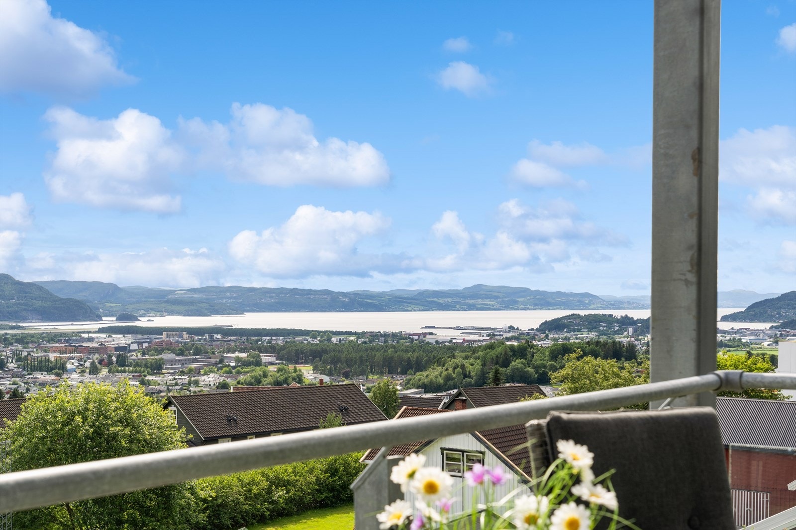 Her vil du bo fredelig og tilbaketrukkent samtidig som det er kort vei ned til sentrum og alt du skulle trenge i hverdagen Galleribilde