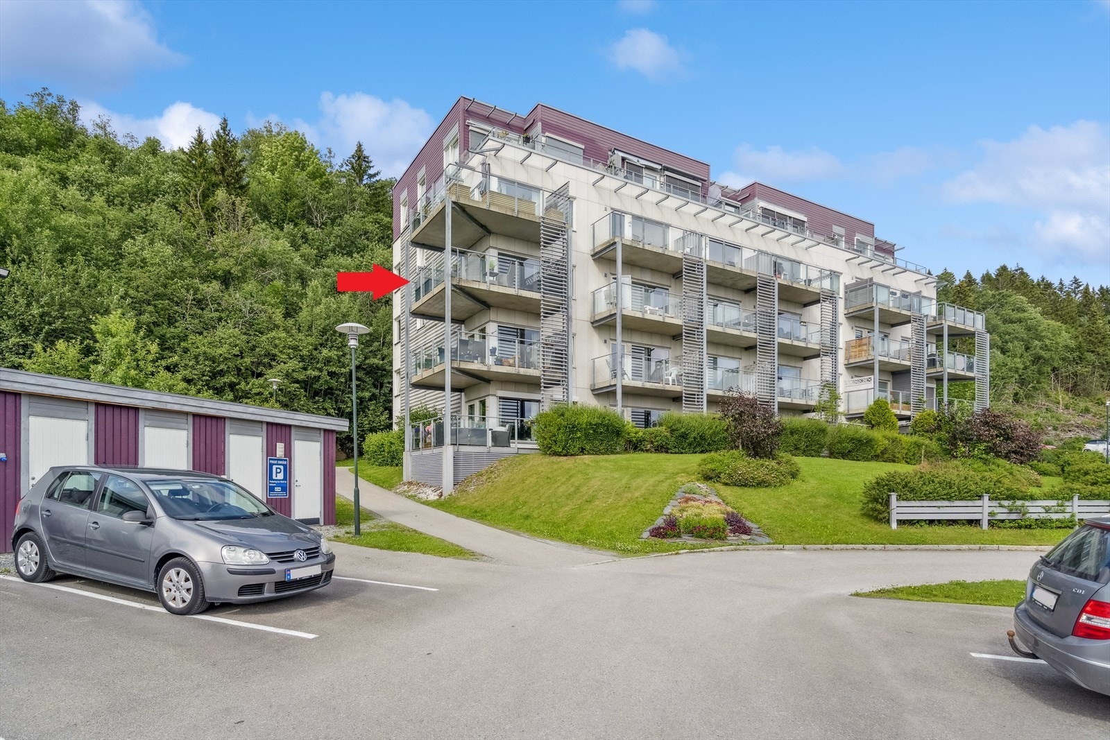 Med leiligheten følger det fast parkeringsplass ute og bod på 5 kvm. Galleribilde